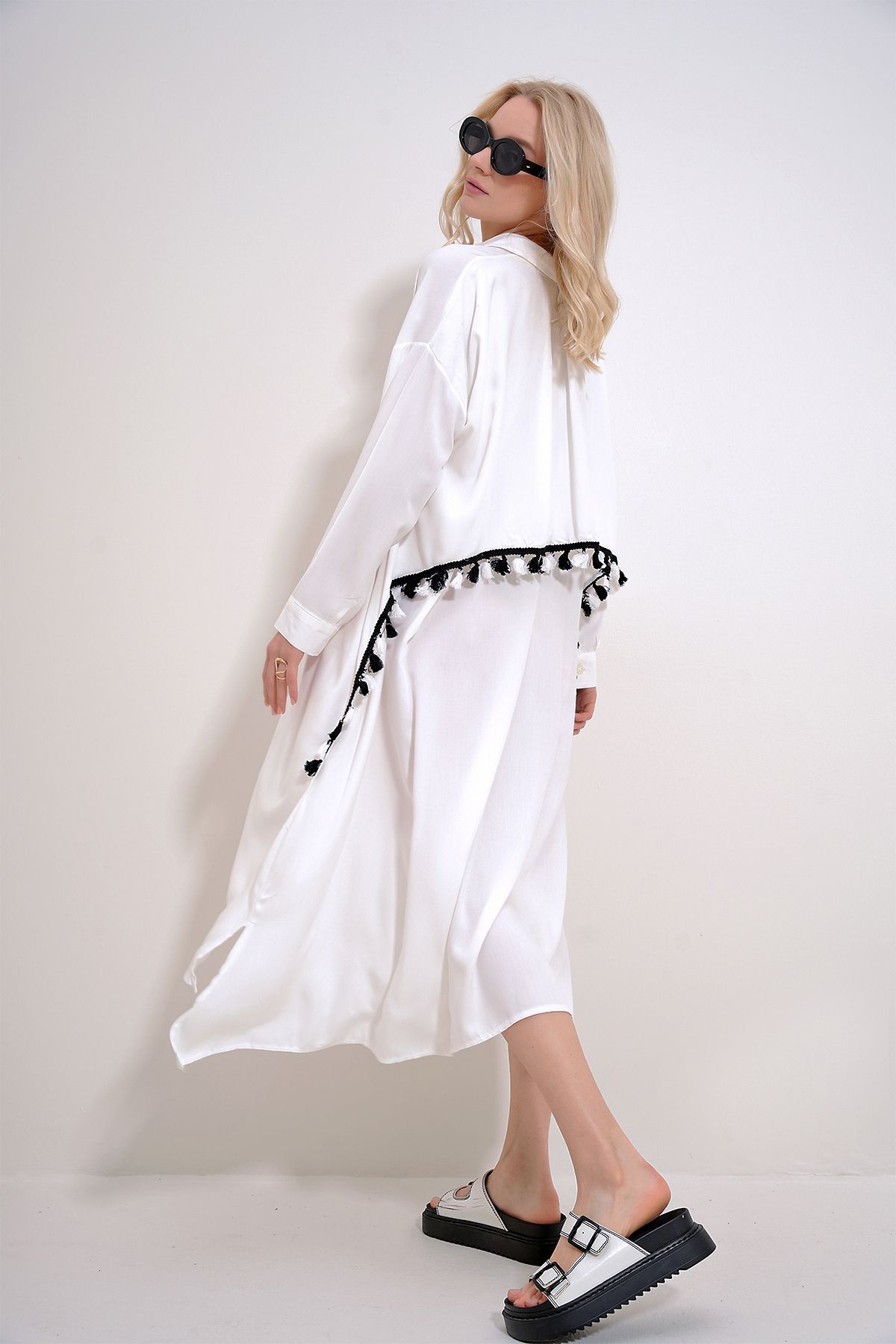 Trend Alaçatı Stili Kadın Beyaz Sırtı Pelerin Ve Püskül Detaylı Önü Düğmeli Dokuma Gömlek Elbise ALC-X12000