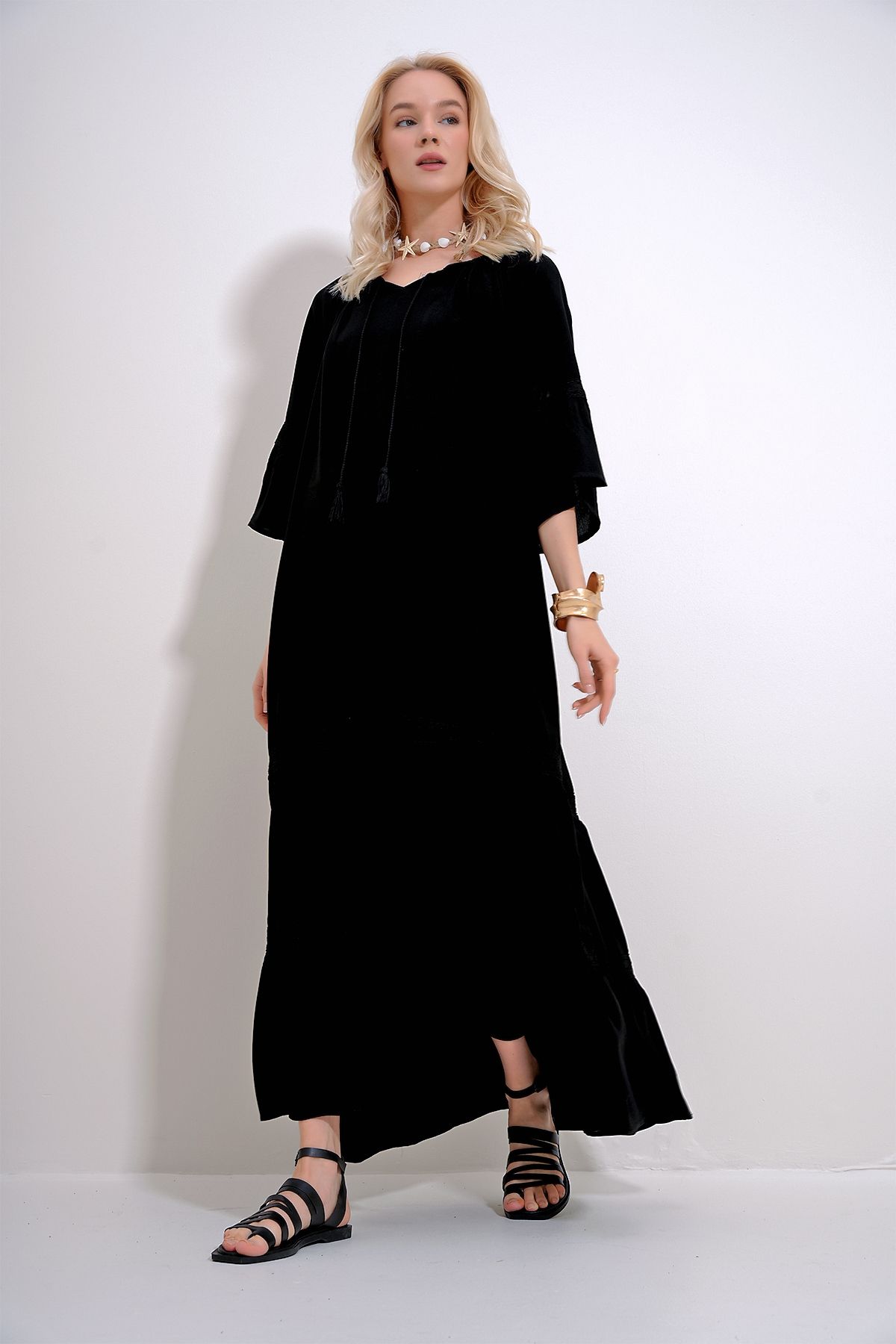 Trend Alaçatı Stili Kadın Siyah Kayık Yaka Bağcıklı Dantel Detaylı Maxi Boy Dokuma Elbise ALC-X11993