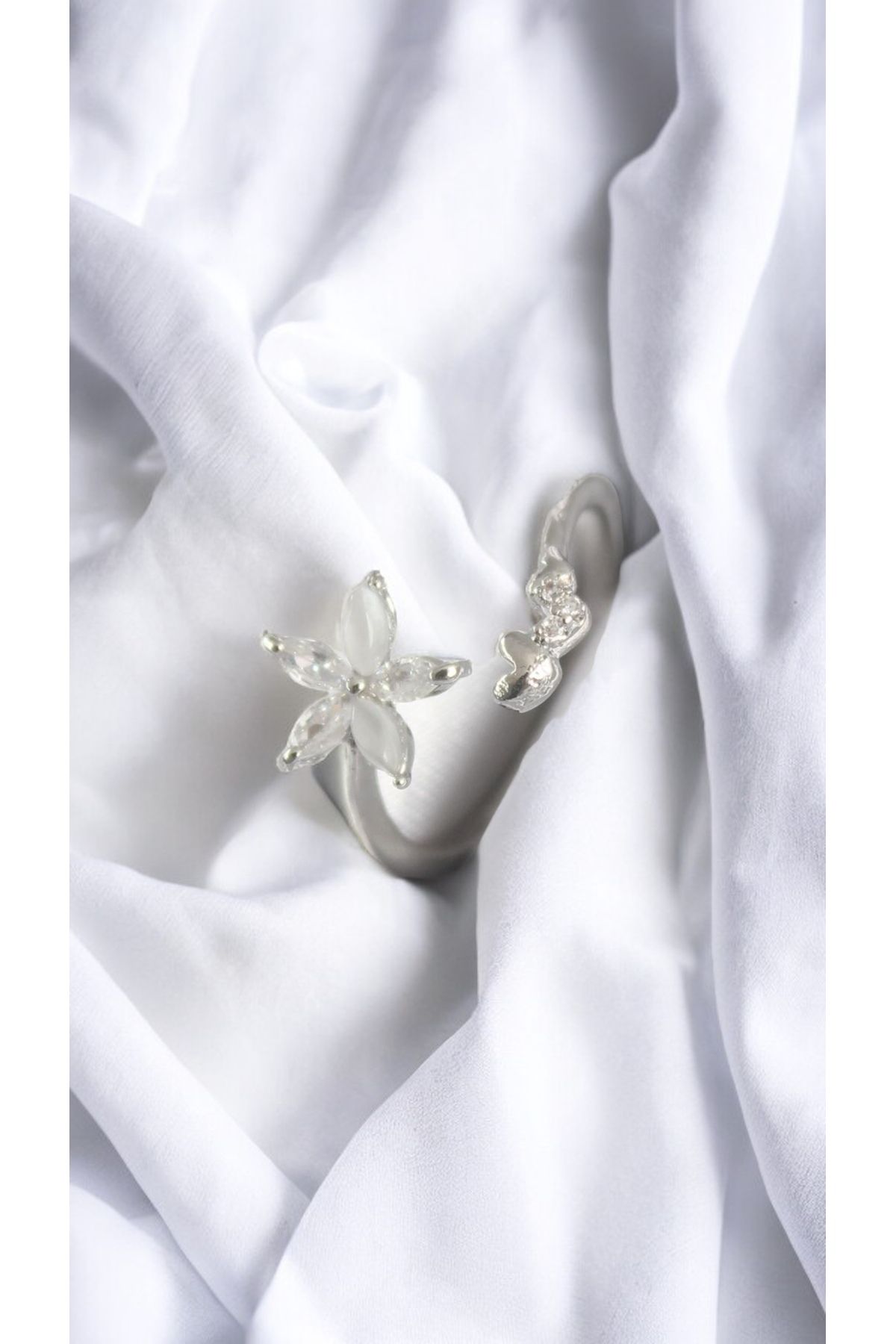 XUPING JEWELRY Pirinç Gümüş Renk Zirkon Taşlı Çiçek Model Kalp Detay Kadın