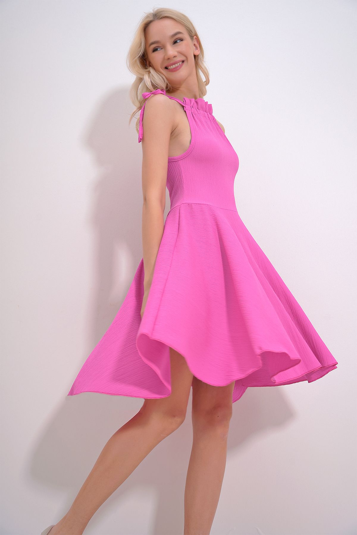 Trend Alaçatı Stili Kadın Fuşya Yakası Büzgü Detaylı Kemerli Kloş Elbise ALC-771-001