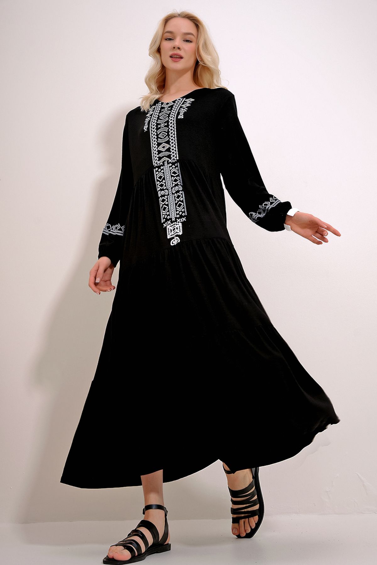 Trend Alaçatı Stili Kadın Siyah V Yaka Etnik Desenli Eteği Volanlı Viskon Elbise ALC-X12083