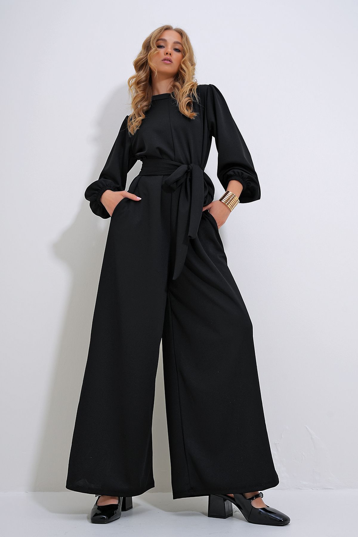 Trend Alaçatı Stili Kadın Siyah Dik Yaka Sırtı Fermuarlı Prenses Kol Beli Kuşaklı Tulum ALC-X12041