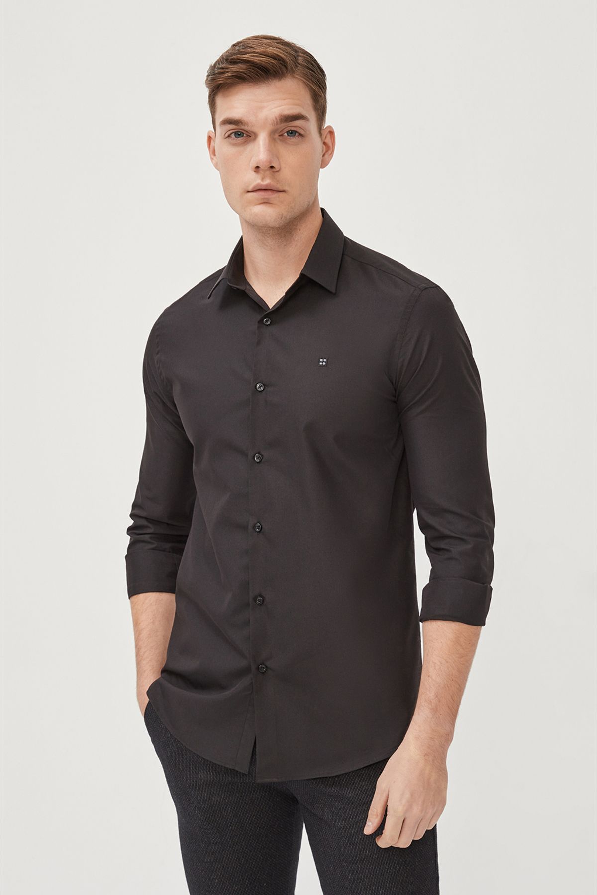 Avva Erkek Siyah Gömlek Klasik Yaka Kolay Ütülenebilir Pamuk Karışımlı Düz Slim Fit E002002