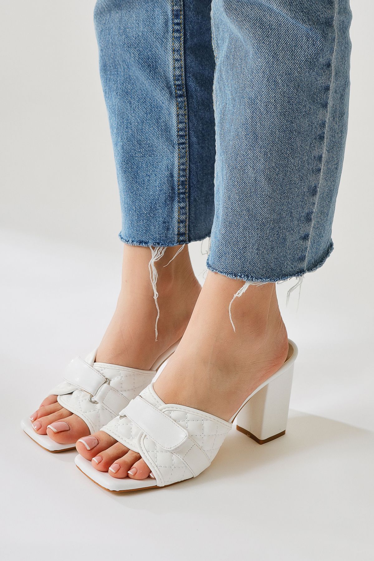 Limoya Prisha Beyaz Çıtçıt Detaylı Desenli Topuklu Ayakkabı