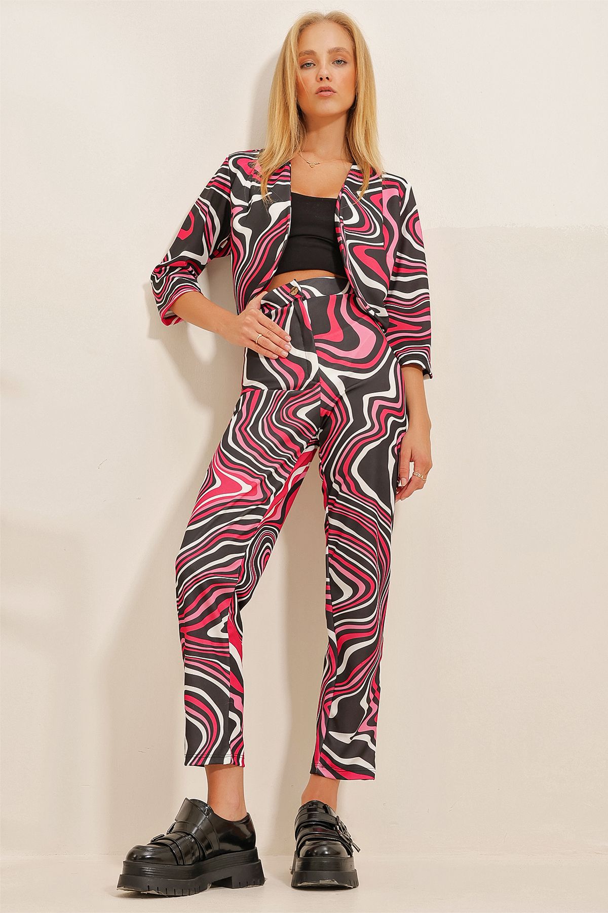 Trend Alaçatı Stili Kadın Fuşya Desenli Ceket Pantolon Takım ALC-X10820