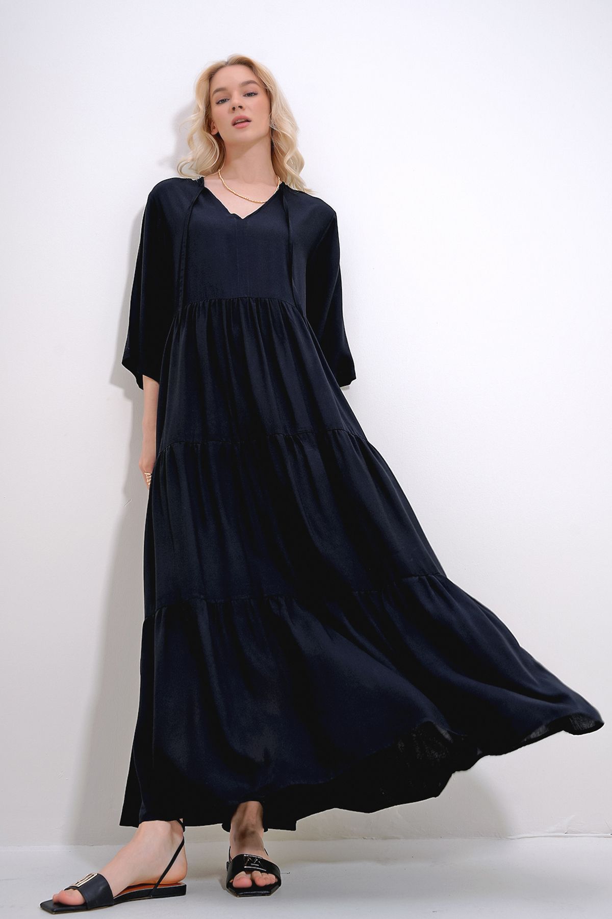 Trend Alaçatı Stili Kadın Siyah V Yaka Önden Bağcıklı Kat Kat Volanlı Dokuma Viskon Elbise ALC-X12052