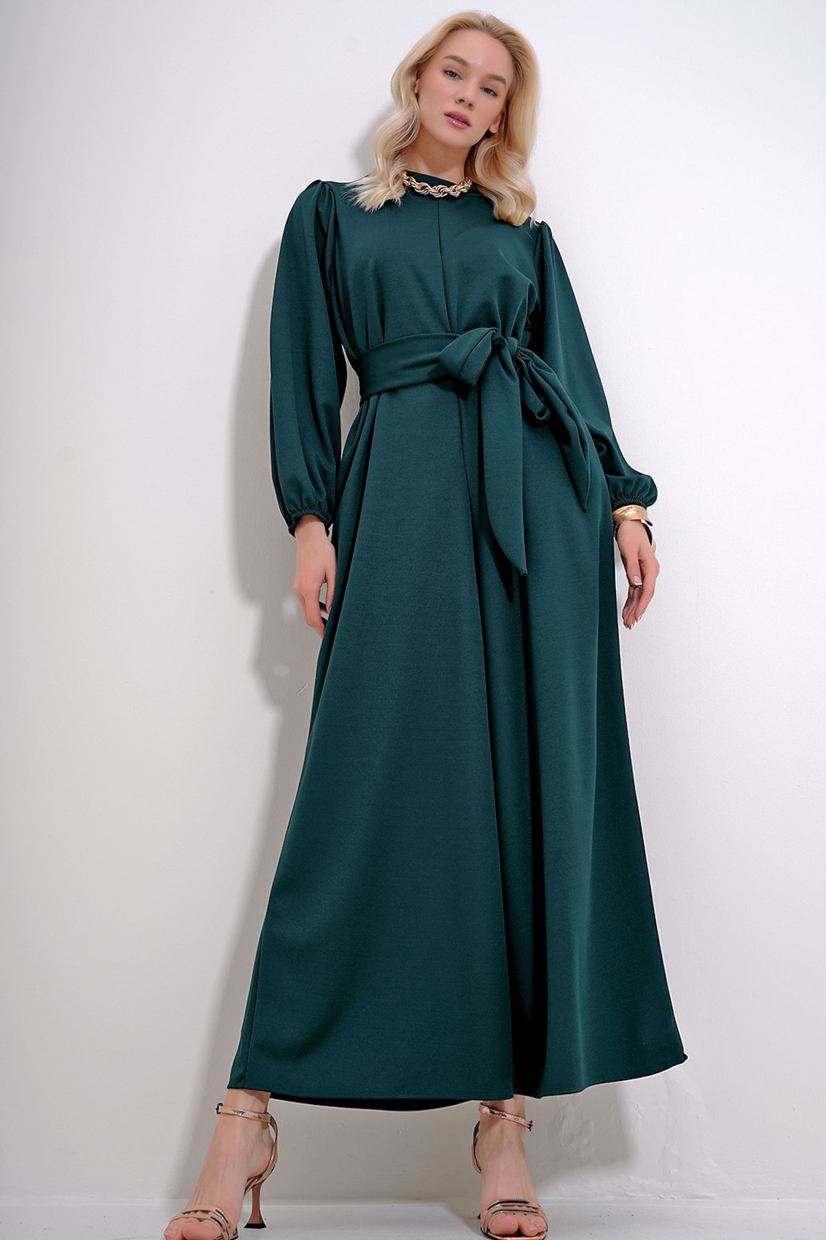 Trend Alaçatı Stili Kadın Zümrüt Yeşili Dik Yaka Sırtı Fermuarlı Prenses Kol Beli Kuşaklı Tulum ALC-X12041