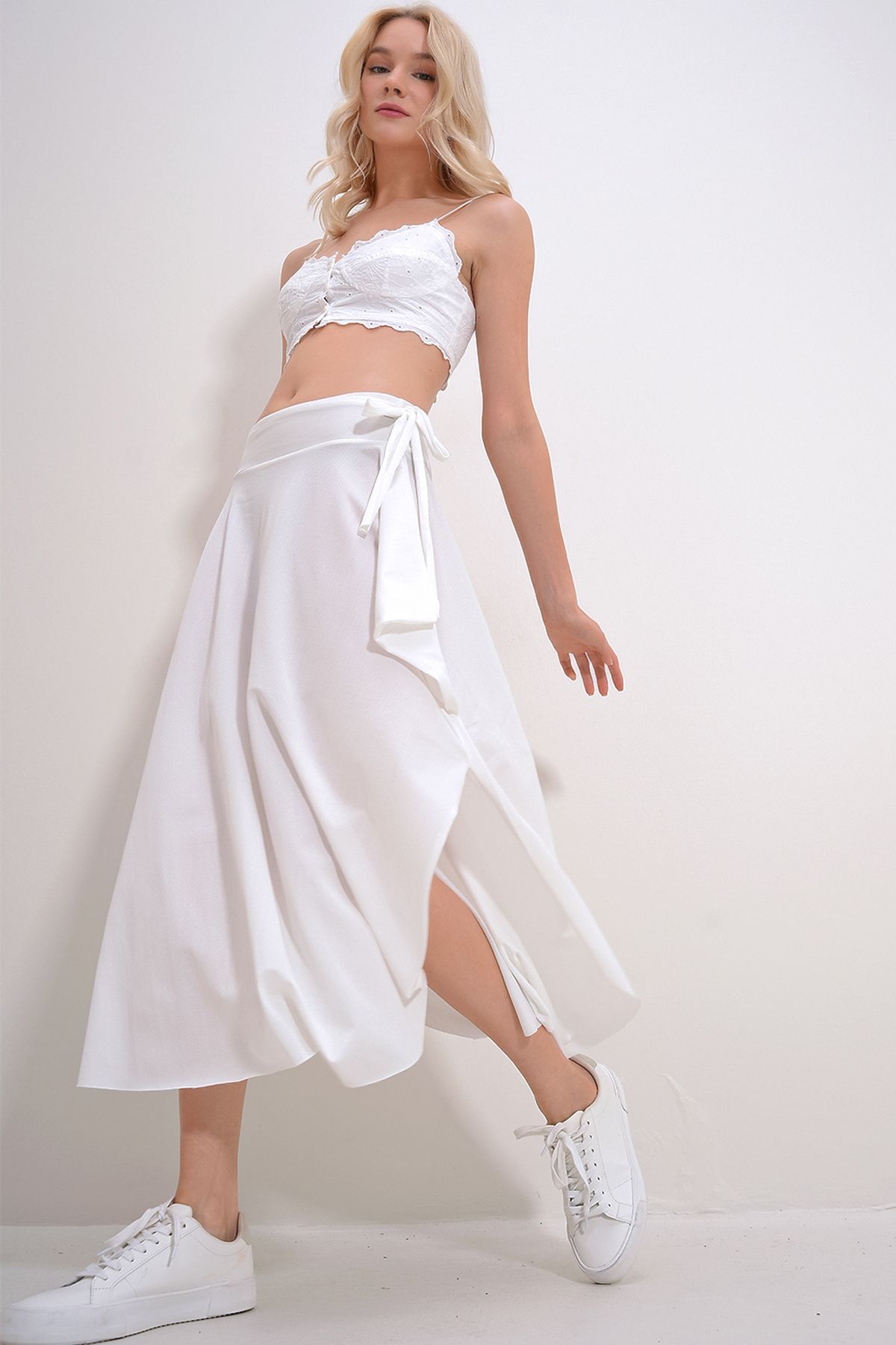 Trend Alaçatı Stili Kadın Beyaz Asimetrik Kesim Beli Bağlamalı Etek ALC-X5001