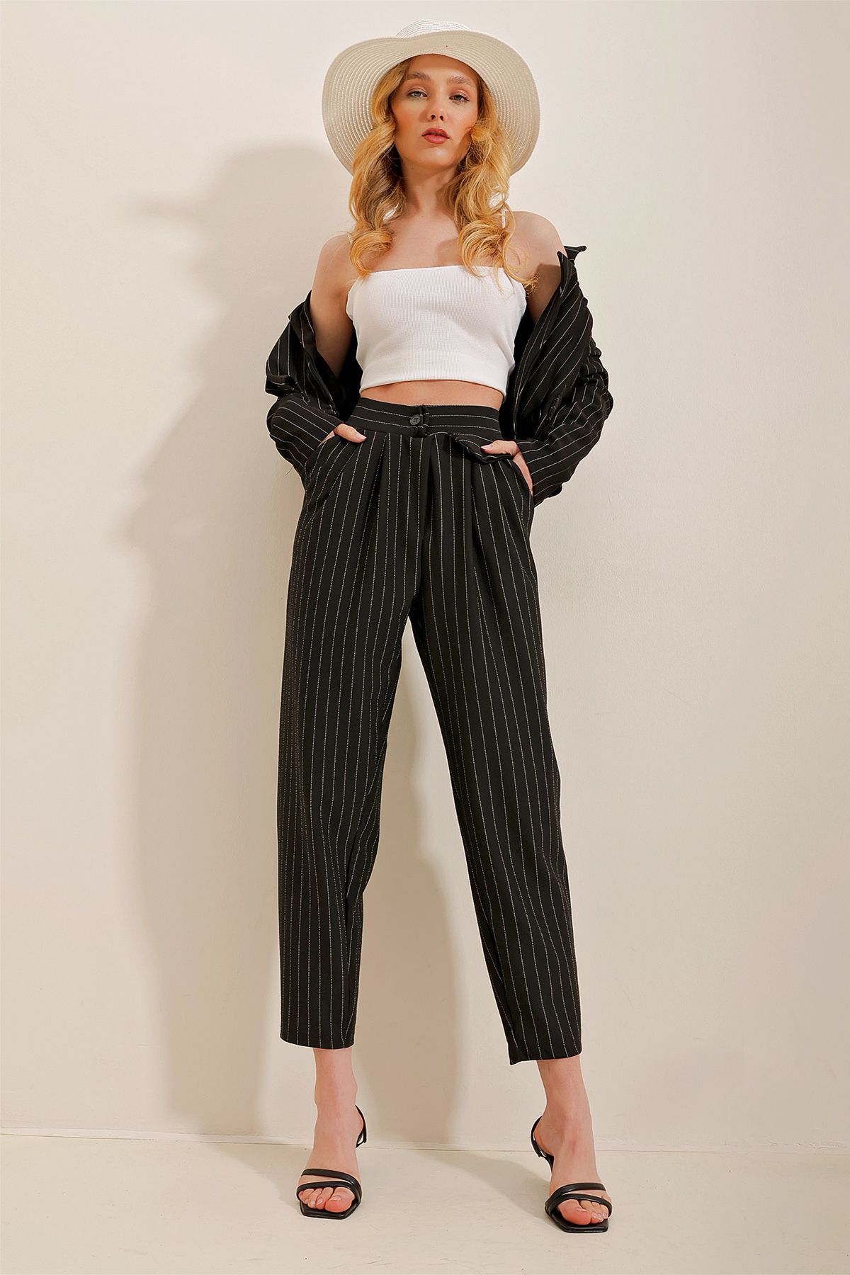 Trend Alaçatı Stili Kadın Siyah Çift Cepli Çizgili Dökümlü Havuç Pantolon ALC-X10243