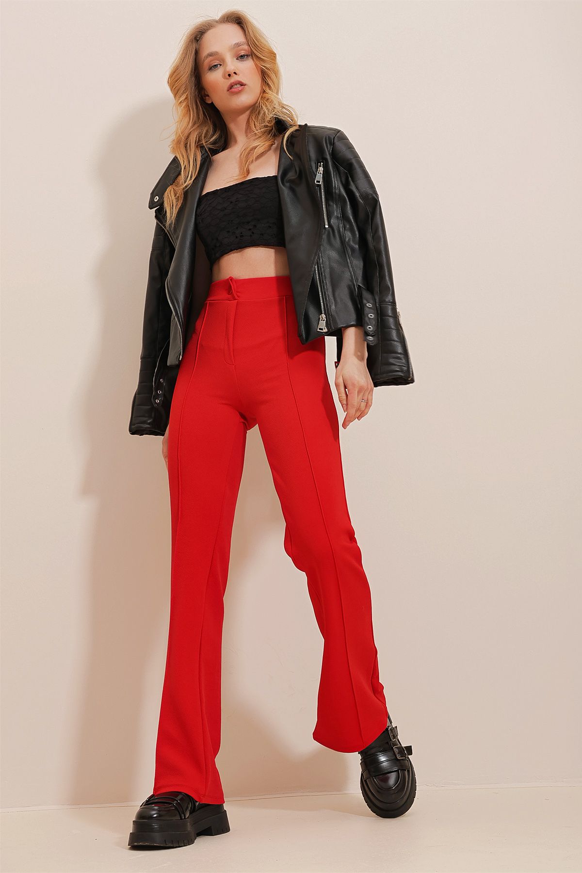 Trend Alaçatı Stili Kadın Kırmızı Yüksek Bel Önü Çimalı Bol Paça Likralı Pantolon ALC-X9979