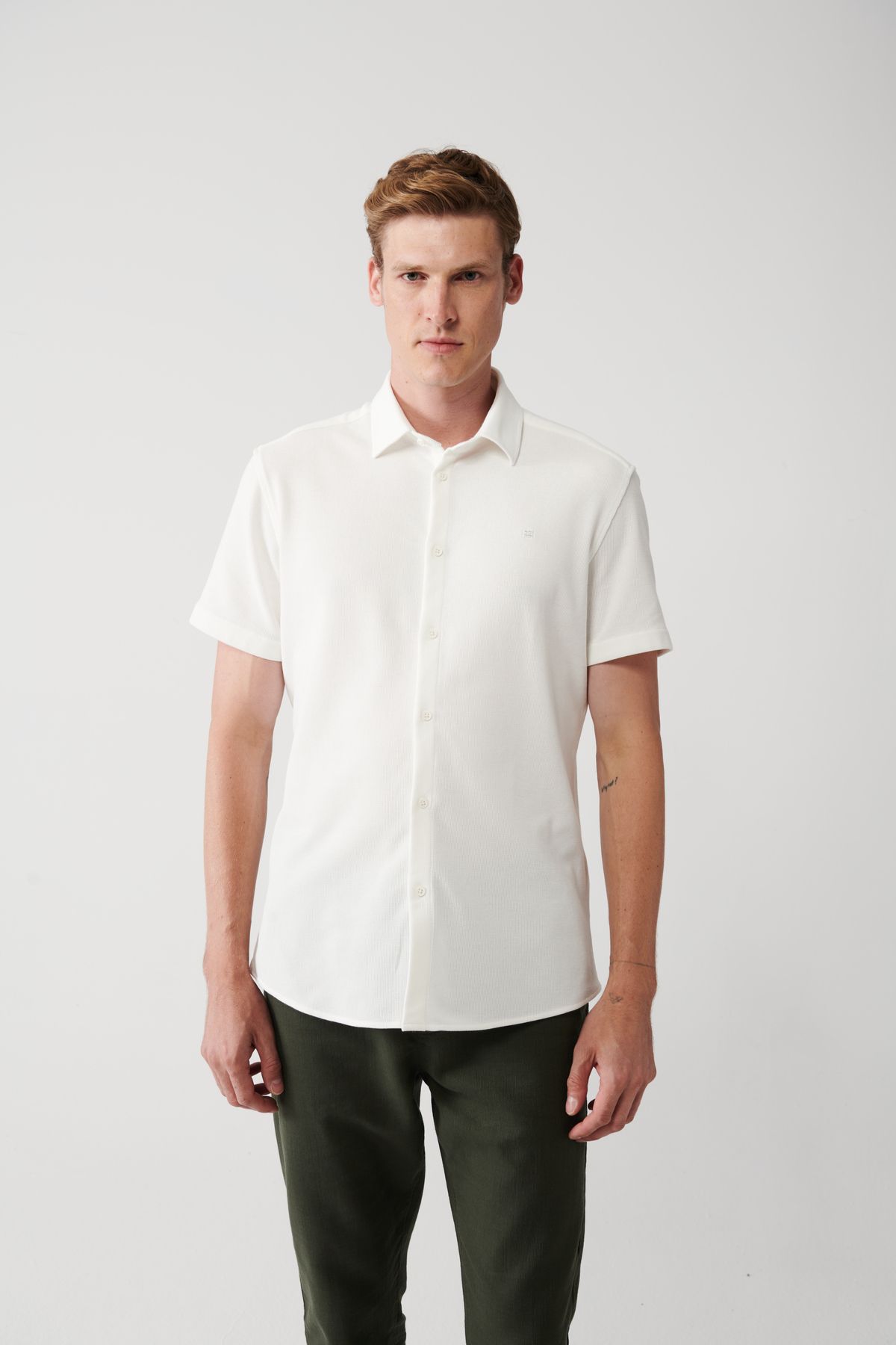 Avva Erkek Beyaz Kolay Ütülenebilir Klasik Yaka Örme Likralı Pamuklu Slim Fit Dar Kesim Kısa Kollu Gömlek
