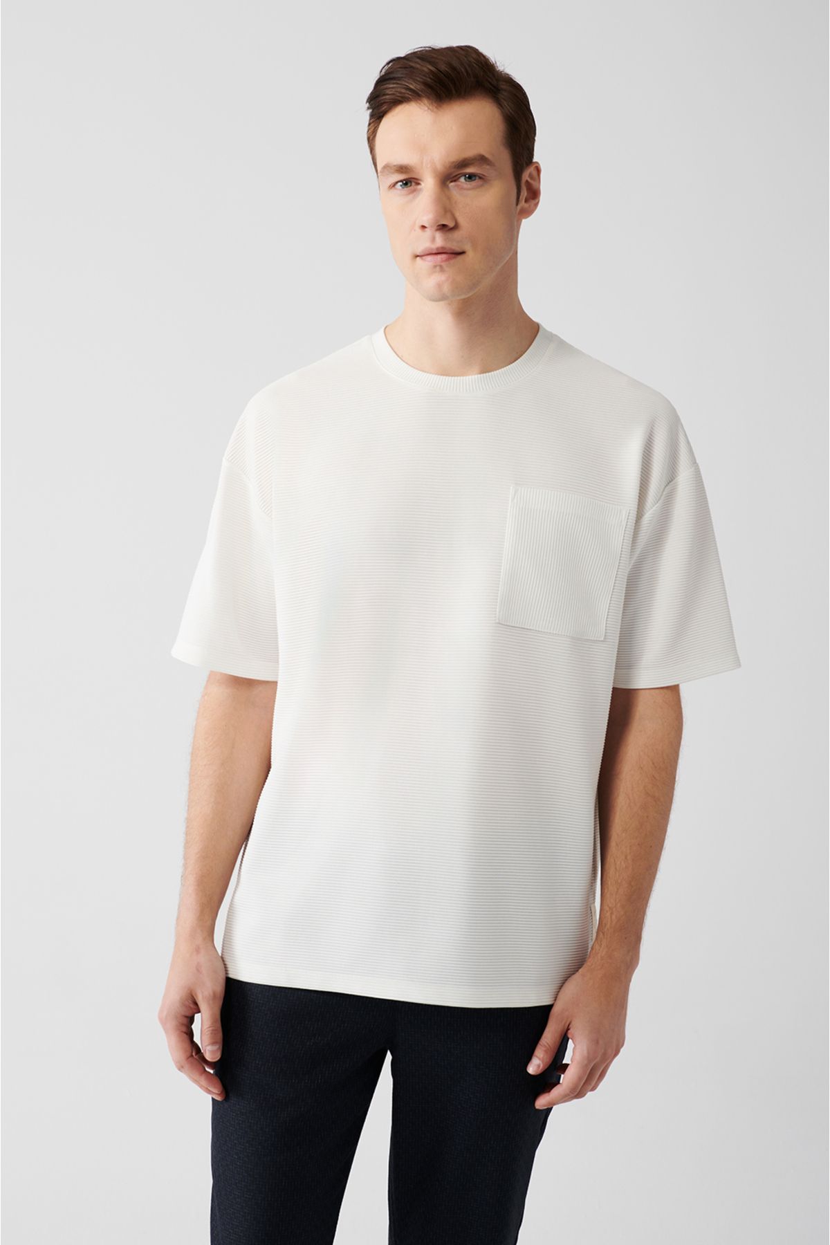 Avva Erkek Beyaz Oversize Ütü Gerektirmeyen Jakarlı Kısa Kollu Cepli T-shirt A31y1283