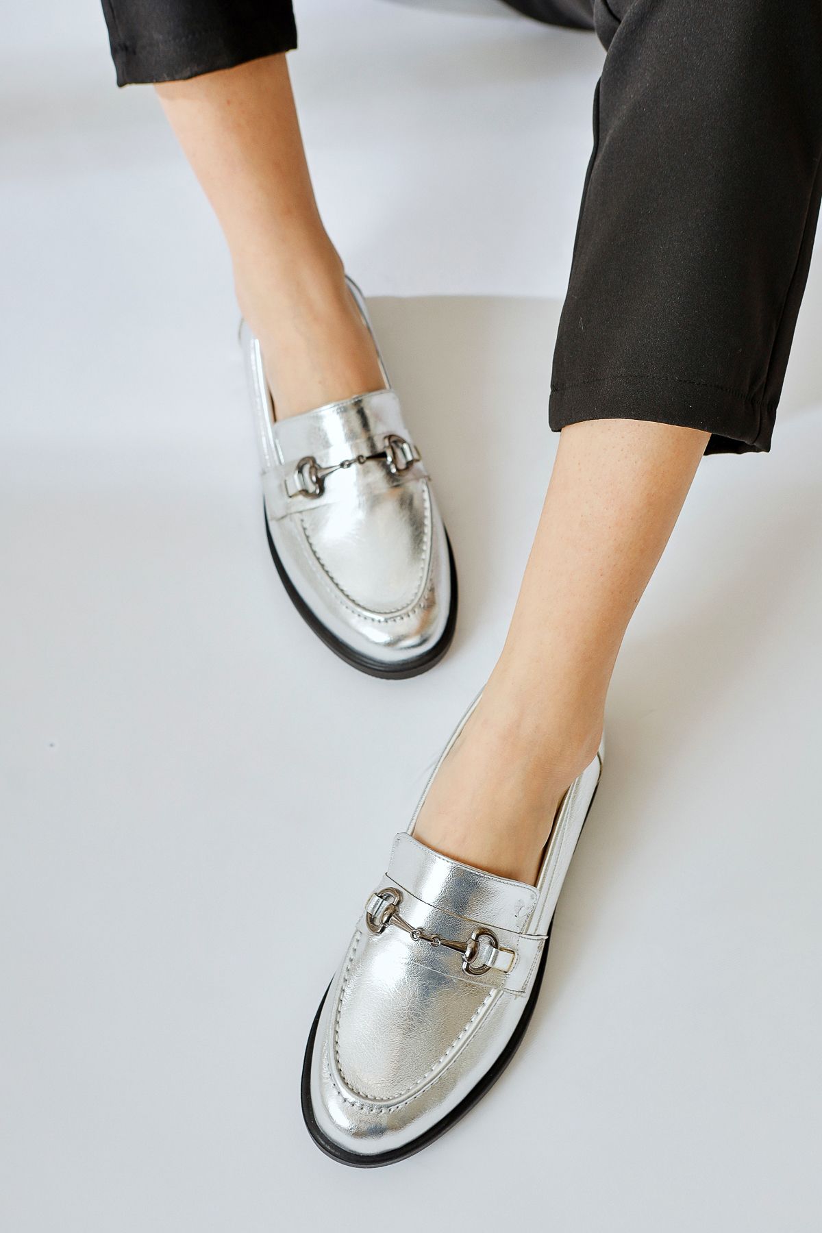 Limoya Lise Lott Gümüş Kırışık Rugan Toka Detaylı Günlük Ayakkabı