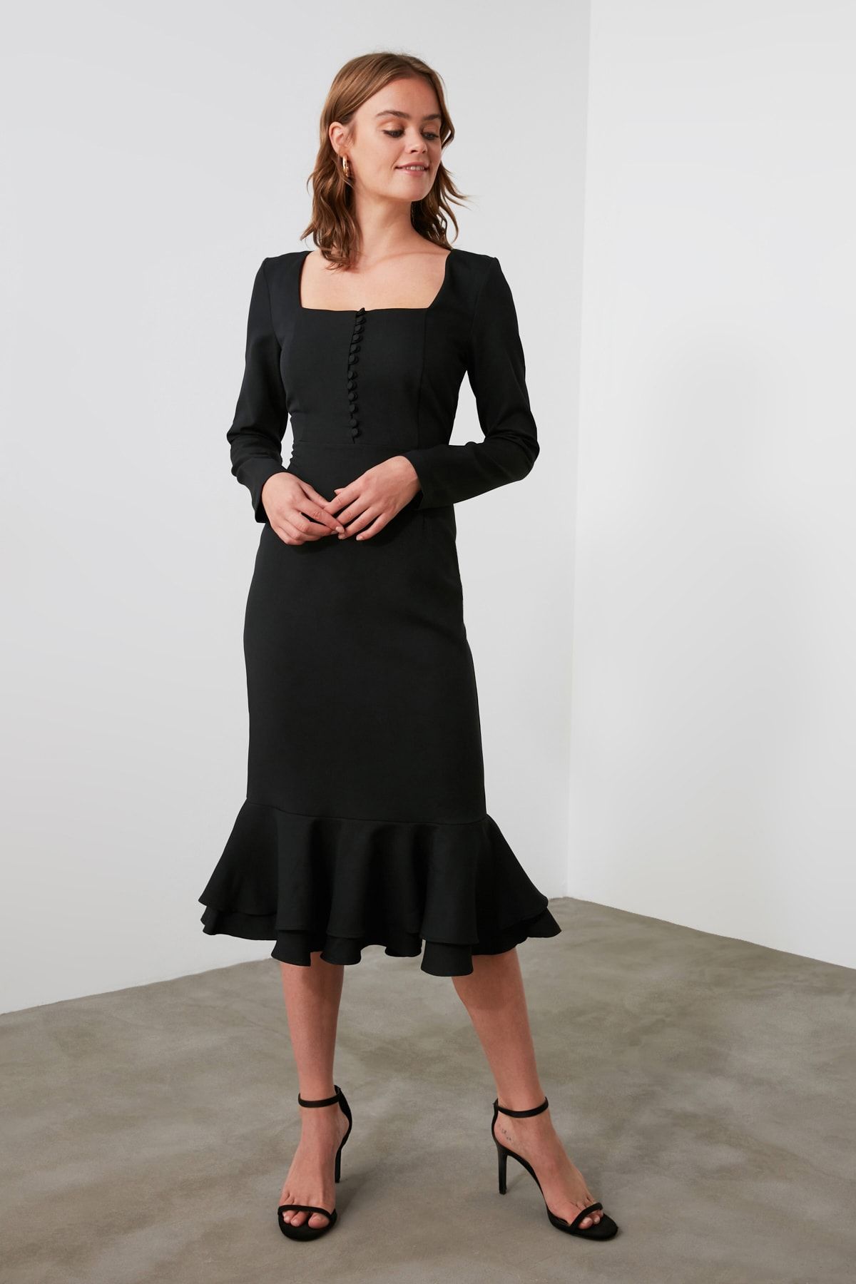 TRENDYOLMİLLA Siyah Volanlı  Düğme Detaylı Elbise TWOAW21EL1810