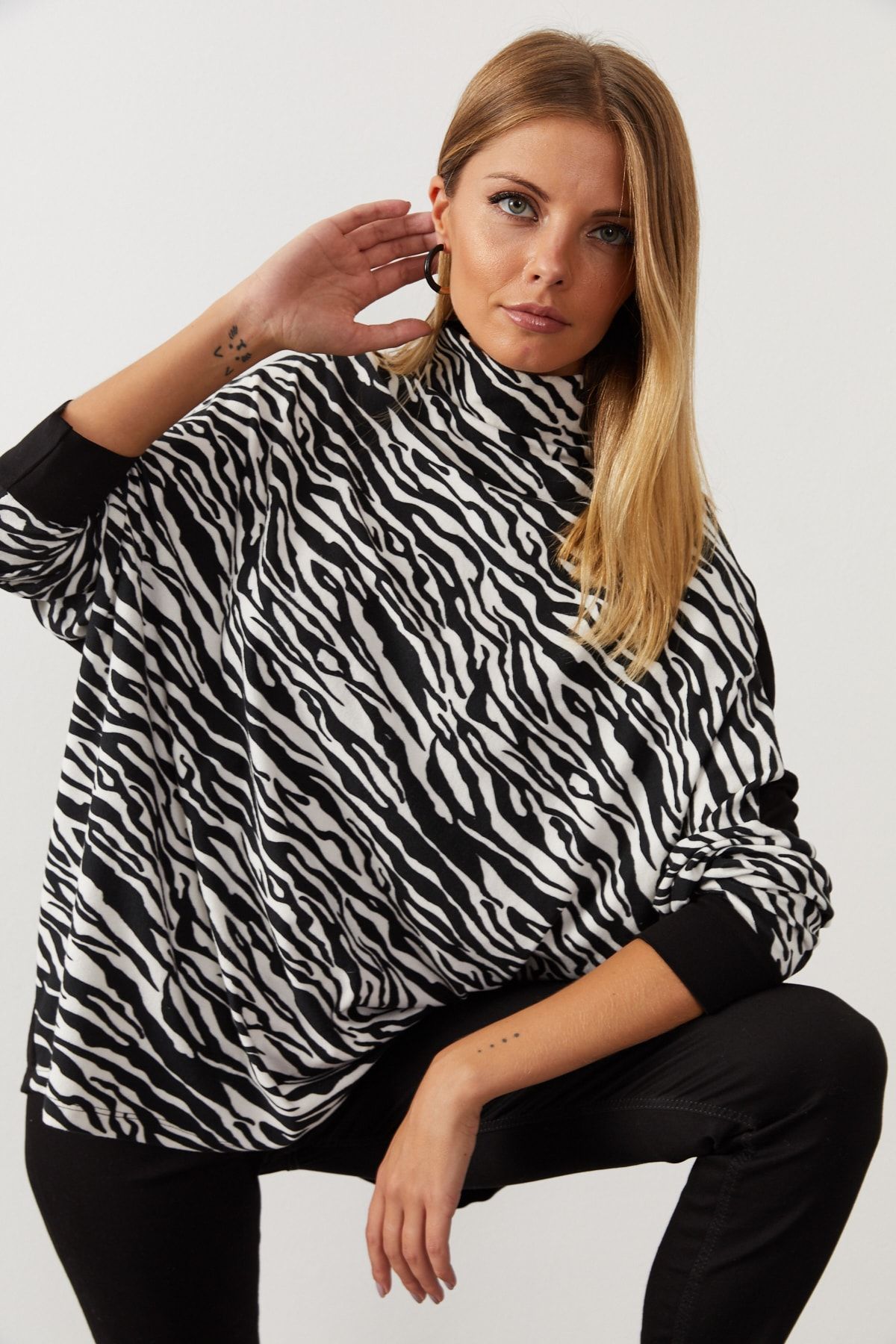 Cool & Sexy Kadın Siyah-Beyaz Zebra Desenli Balıkçı Yaka Salaş Bluz EY1060