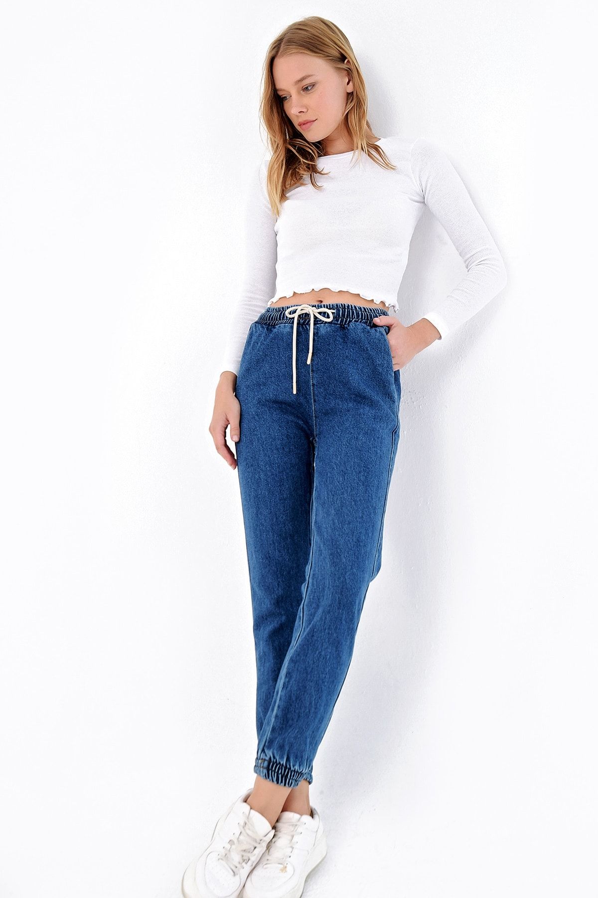 Trend Alaçatı Stili Kadın Mavi Beli Ve Paçası Lastikli Jean Pantolon ALC-X4971