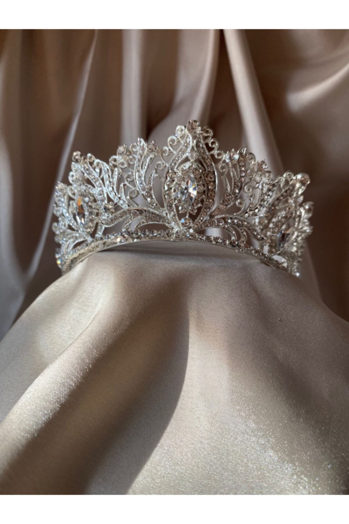Hedef Bijuteri Özel Tasarım Kristal Taşlı Kraliçe Model Gelin Saç Tacı