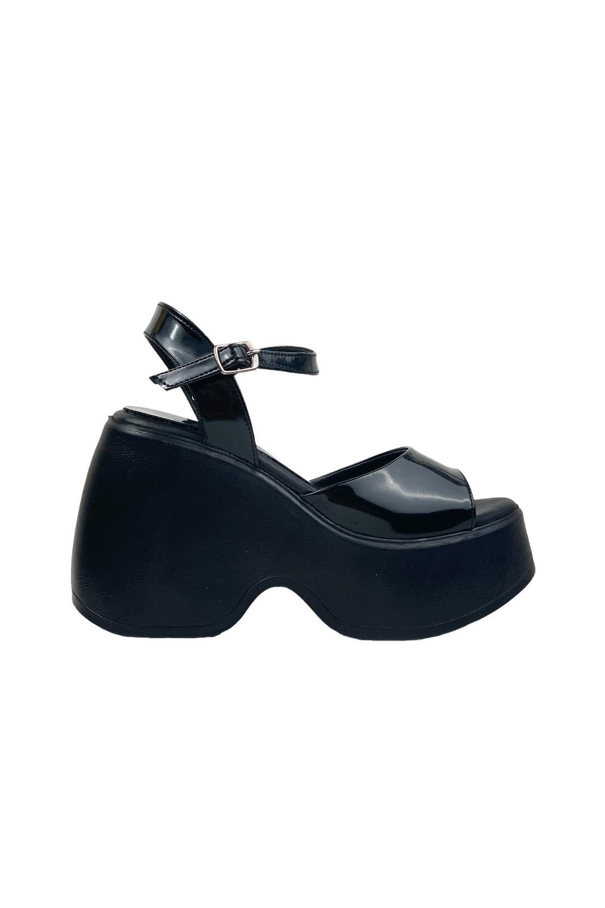 bescobel Kadın Fassa Siyah Rugan Platform Yüksek Taban Tek Bant Sandalet 10Cm dlg10