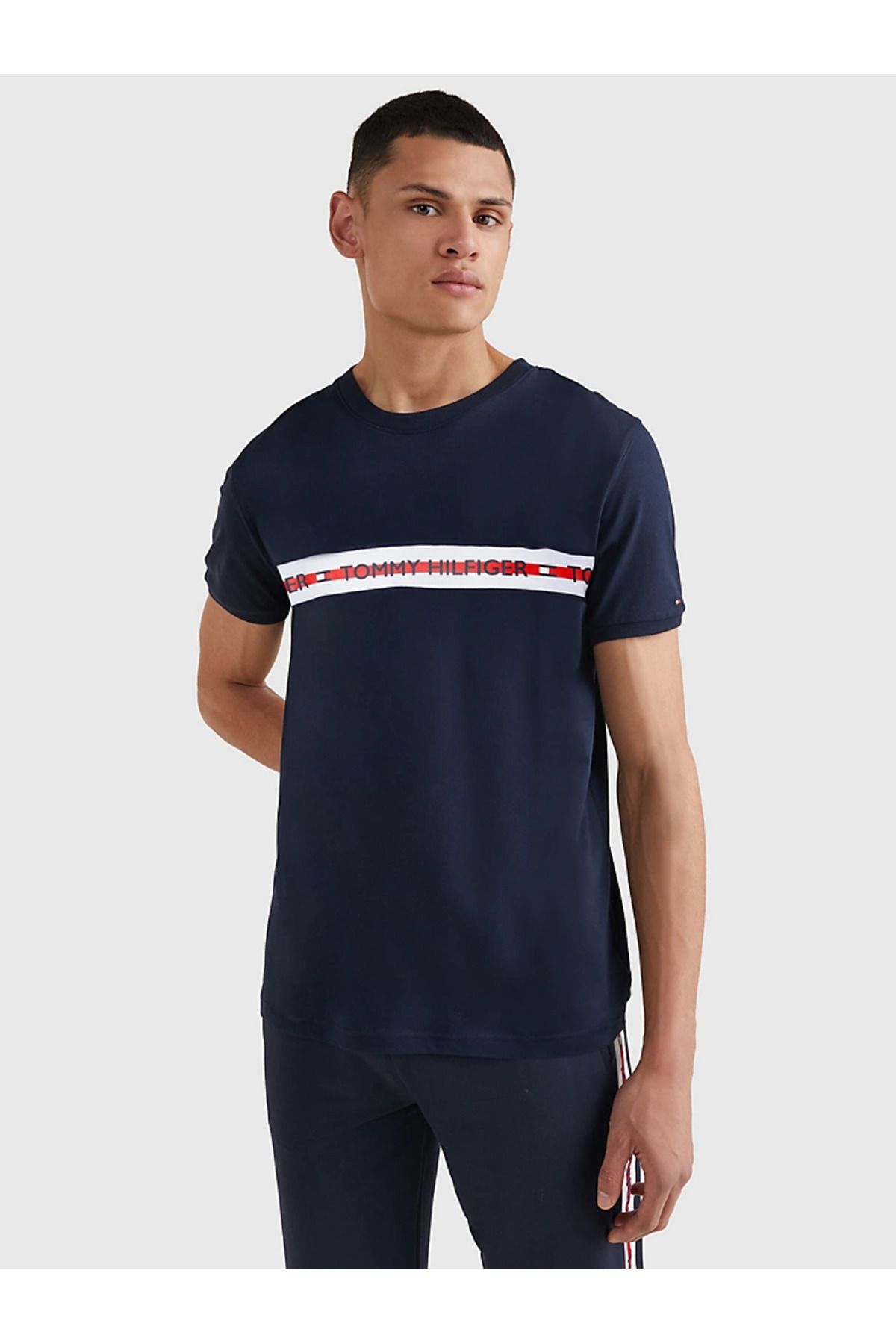 Tommy Hilfiger Erkek Kısa Kollu Yuvarlak Yaka Logolu Lacivert T-Shirt UM0UM01915-DW5