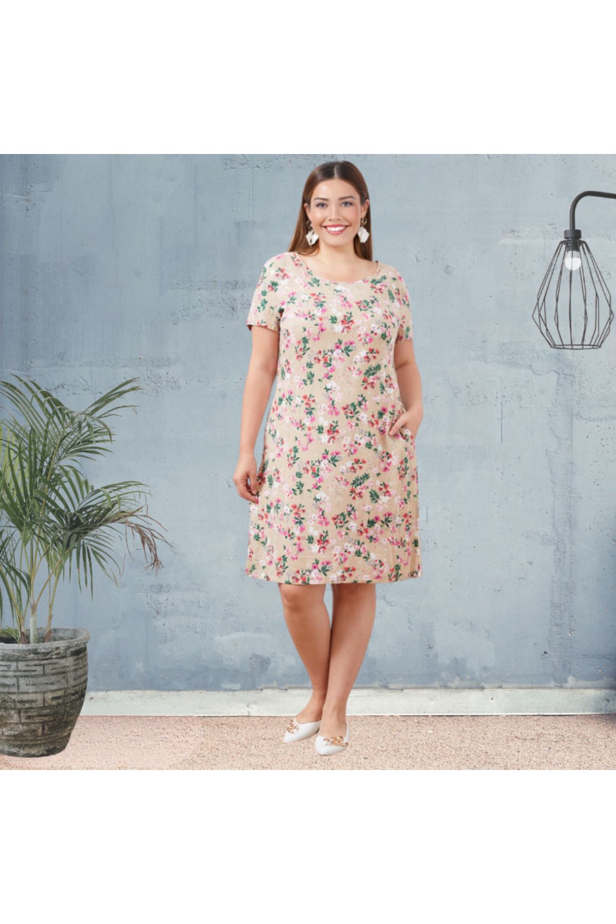 Gülfirik Tasarım Bej Renk Çiçek Desenli Büyük Beden Kadın Yazlık Yarım Kollu Yuvarlak Yaka Cepli Likralı Koton Elbise