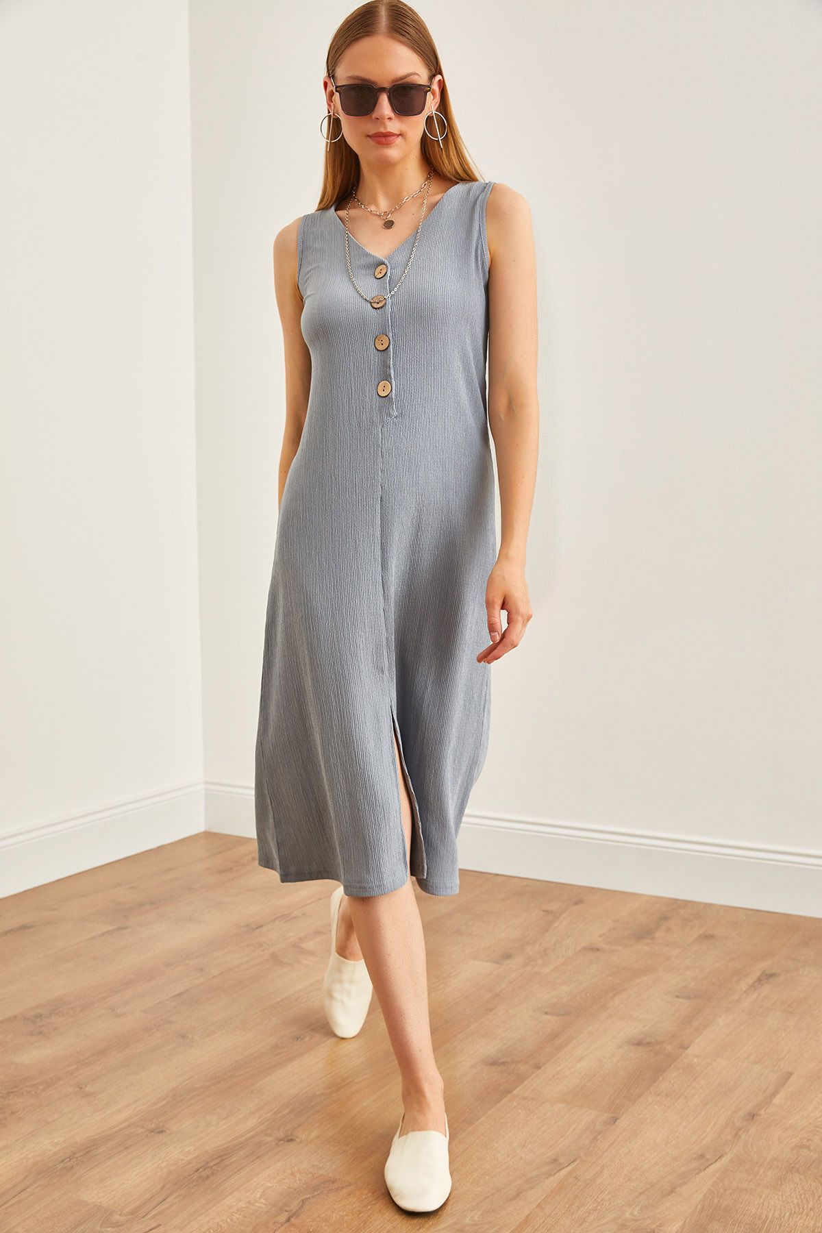 Olalook Kadın Gri Ahşap Düğmeli Yırtmaçlı Elbise ELB-19002165