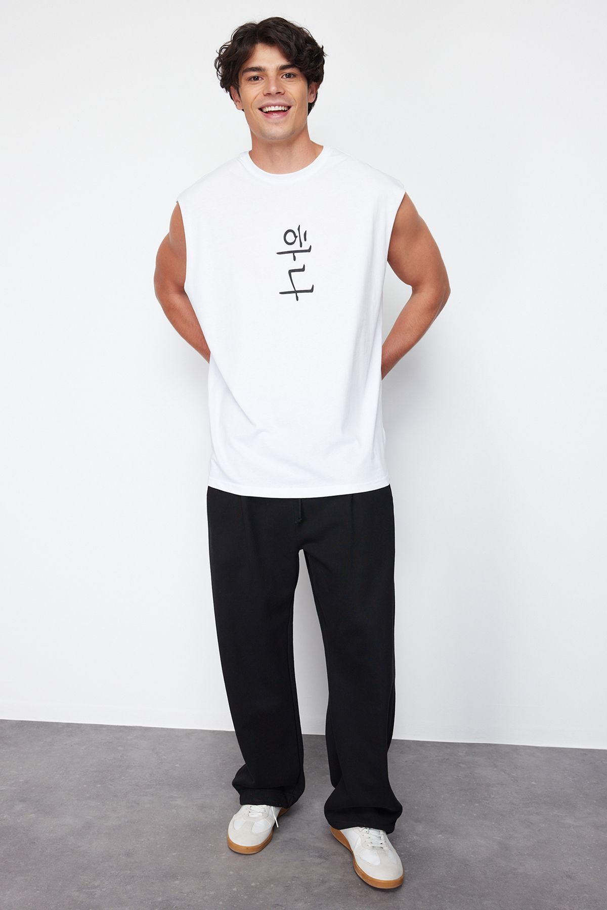TRENDYOL MAN Beyaz Oversize/Geniş Kesim Uzak Doğu Yazı Baskılı %100 Pamuk Kolsuz T-Shirt/Atlet TMNSS22AL0108