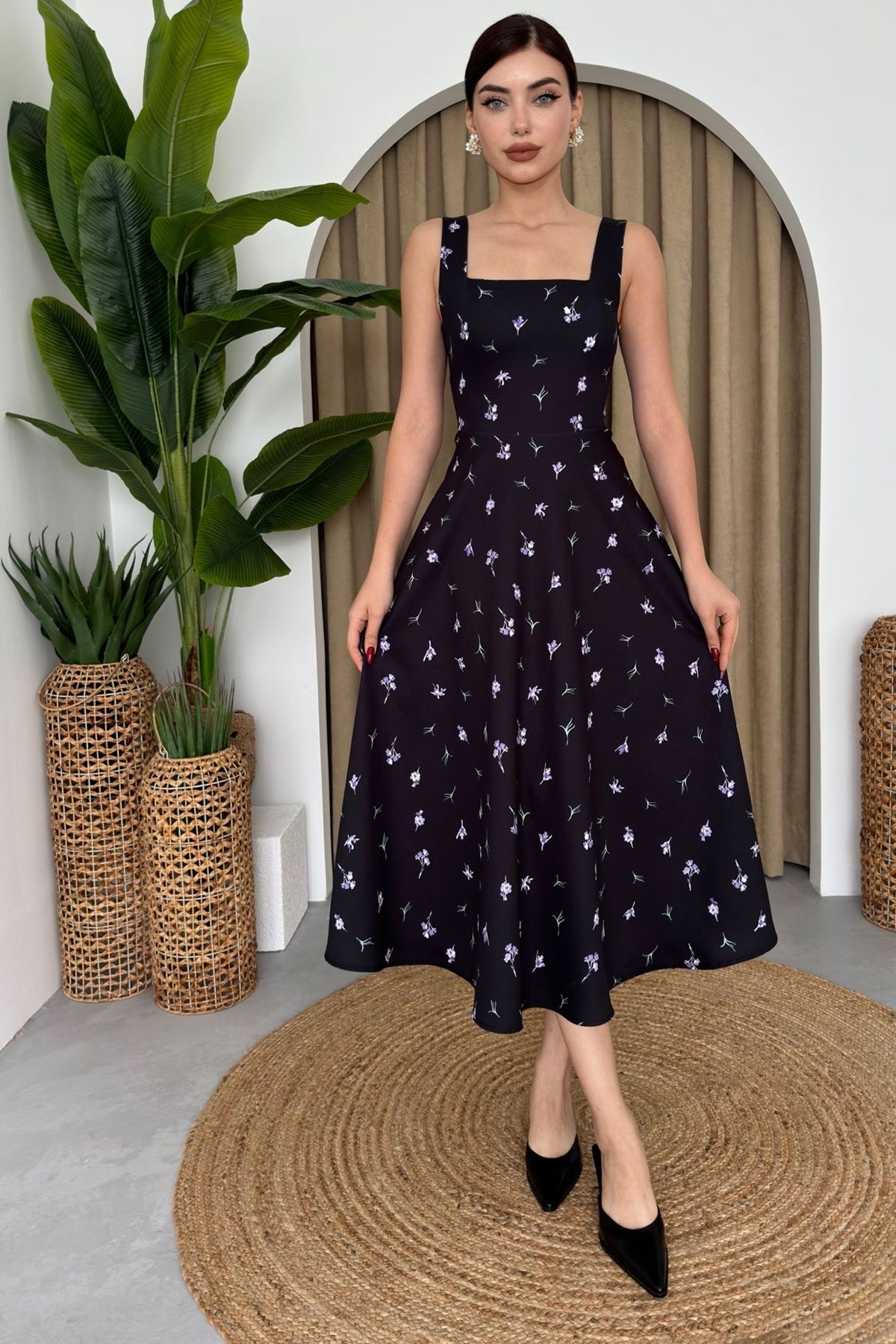 bayansepeti Kadın Kare Yaka Kalın Askı Tasarımlı Midi Boy Çiçek Desenli Siyah Kloş Elbise 151