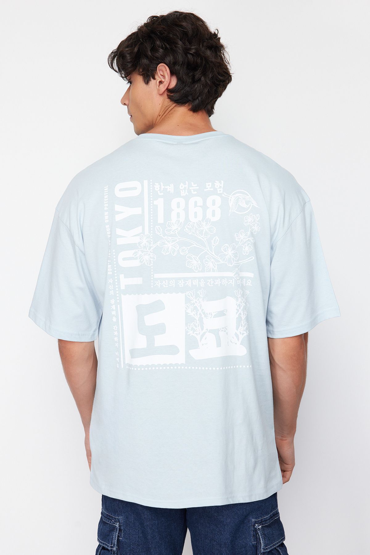 TRENDYOL MAN Açık Mavi Oversize/Geniş Kesim Uzak Doğu Baskılı %100 Pamuklu T-Shirt TMNSS23TS00170