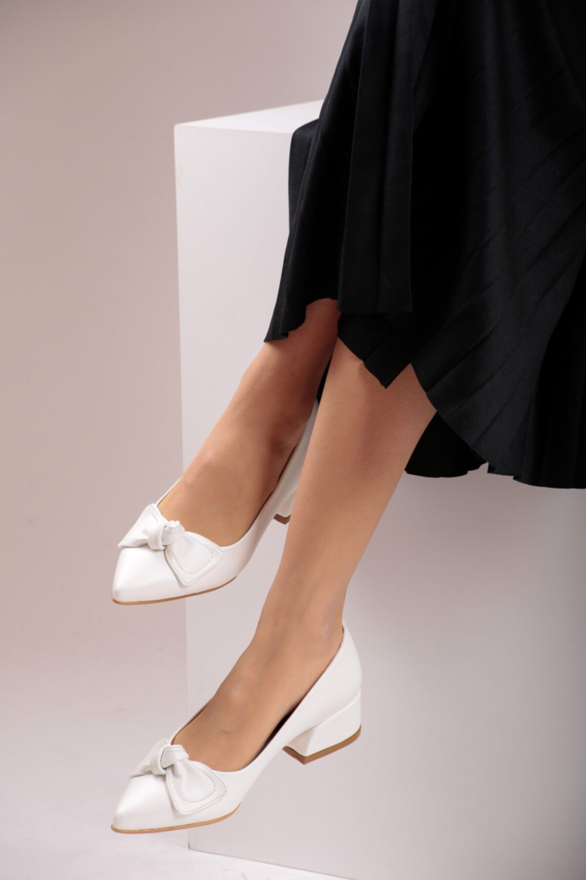 FORS SHOES Beyaz Cilt Bağlama Fiyonklu Klasik Kadın Ayakkabı Kısa Topuk