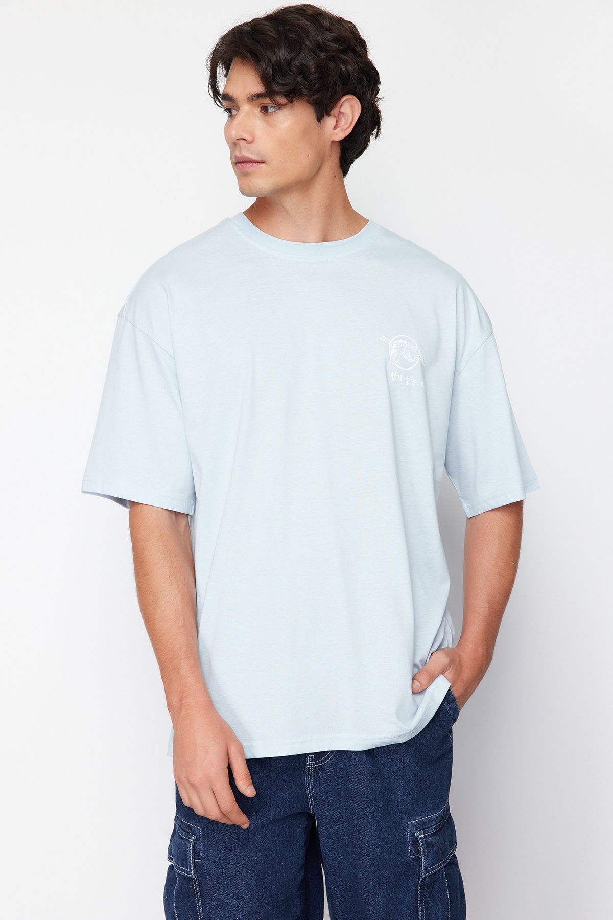 TRENDYOL MAN Açık Mavi Oversize/Geniş Kesim Uzak Doğu Baskılı %100 Pamuklu T-Shirt TMNSS23TS00170
