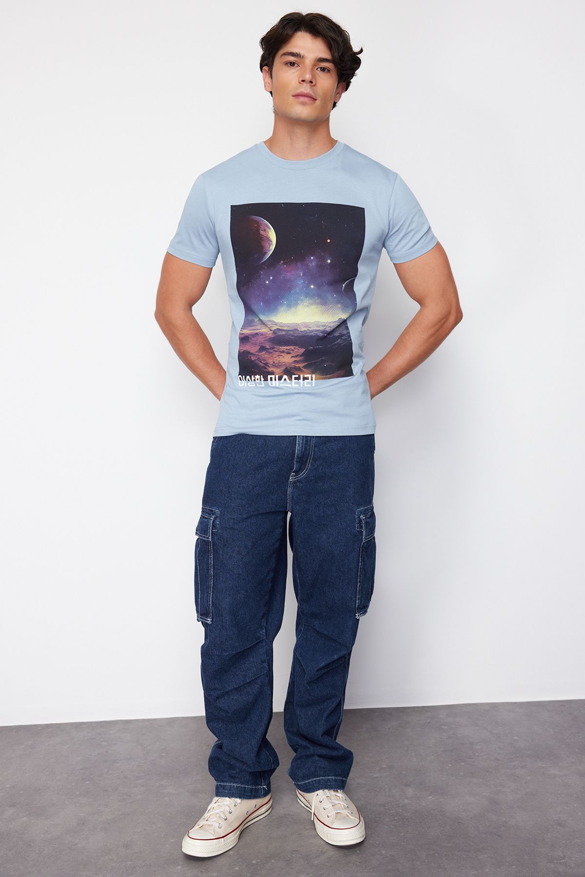 TRENDYOL MAN Mavi Erkek Galaksi Baskılı Regular/Normal Kesim T-Shirt TMNSS24TS00204