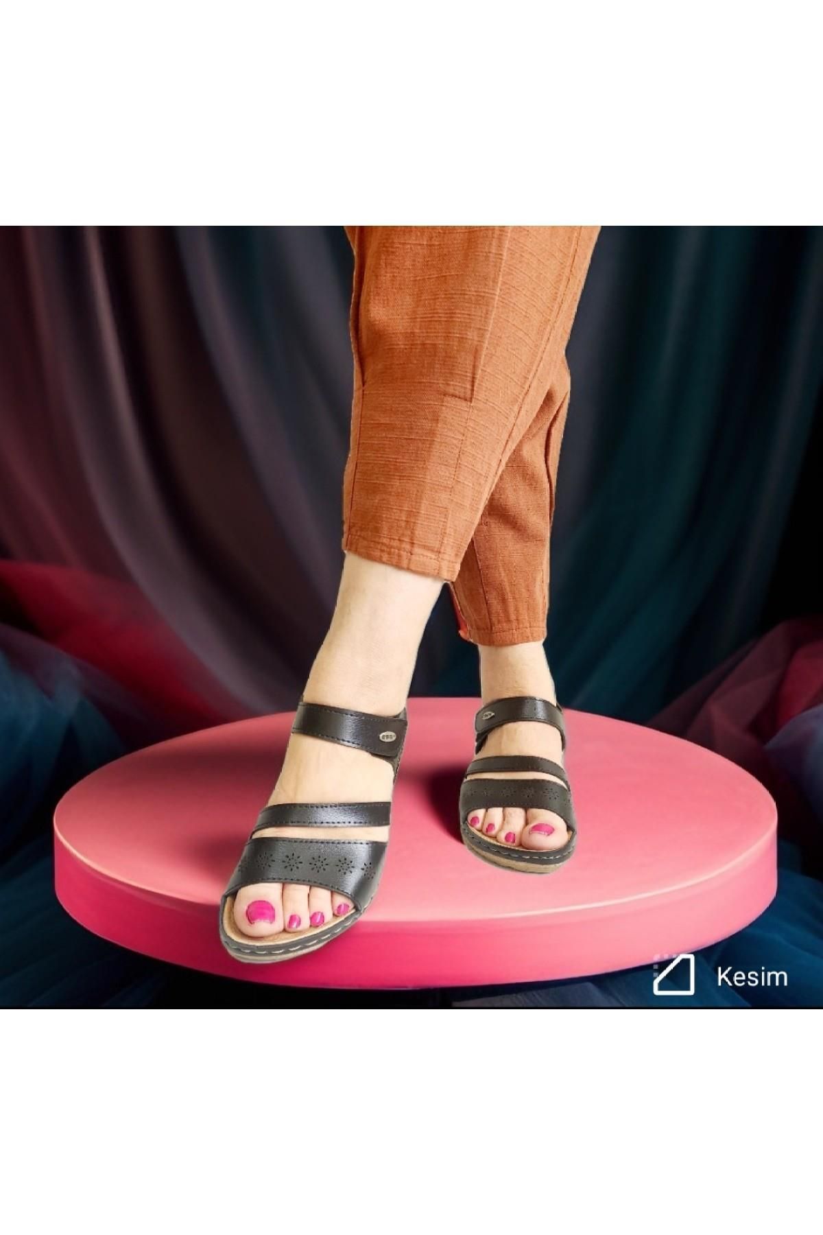 Esem Kadın Günlük Cırtlı Ayarlanabilir Çiçek Motifli Sandalet