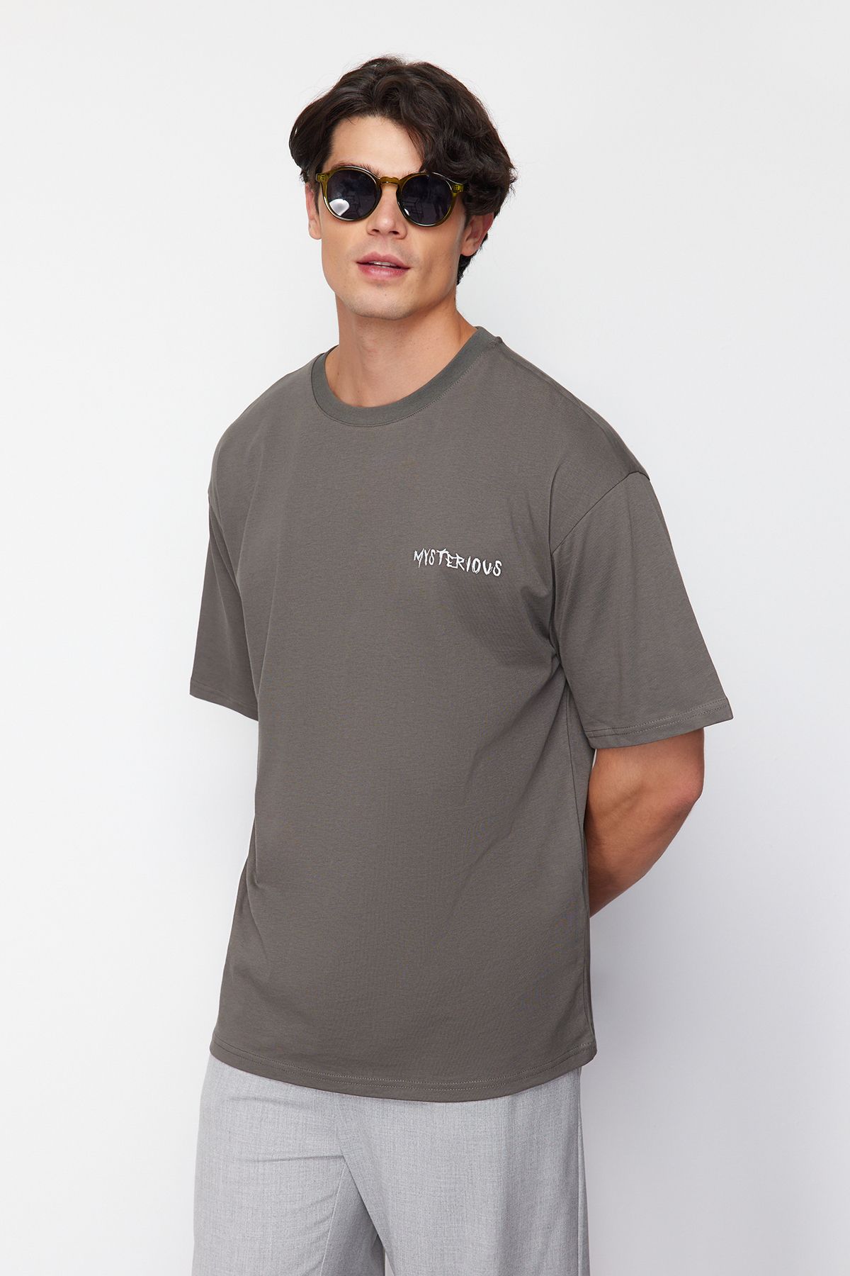TRENDYOL MAN Koyu Haki Oversize %100 Pamuklu Sırt Baskılı T-Shirt TMNSS22TS0913