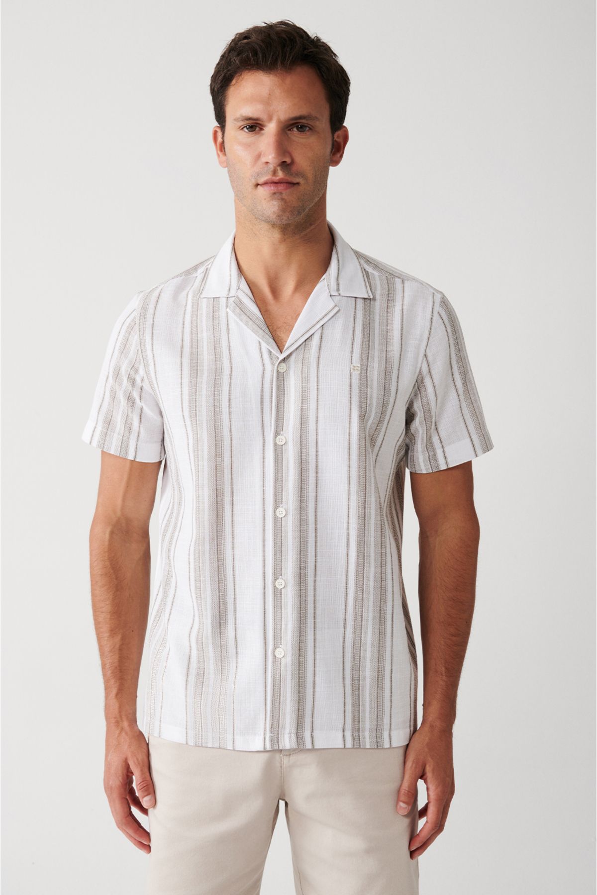 Avva Erkek Kahverengi Kolay Ütülenebilir Küba Yaka Çizgili Kısa Kollu Regular Fit Gömlek