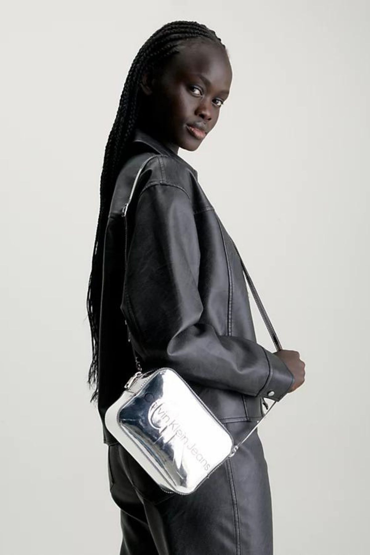 Calvin Klein Kadın Marka Logolu Ayarlanabilir Omuz Askılı Şık Görünüşlü Gündelik Kullanıma Uygun Gri Omuz Çantas