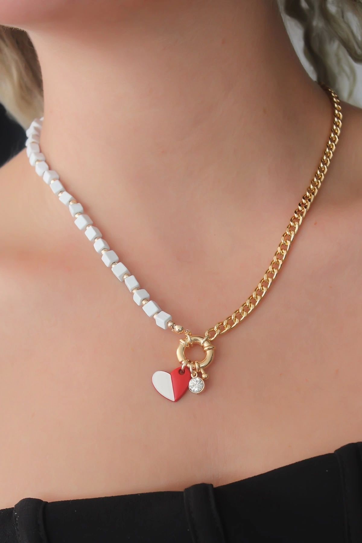 Clariss Gold Renk Beyaz Küp Model Kırmızı Beyaz Kalp Figür Zirkon Taş Detay Kadın Kolye
