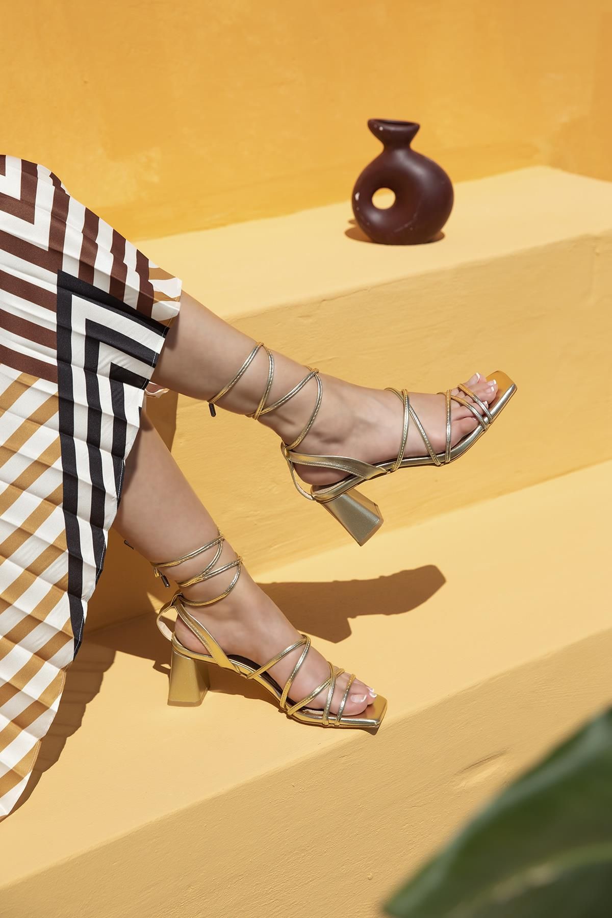 Straswans Venice Kadın Topuklu Küt Burun Rugan Sandalet Altın