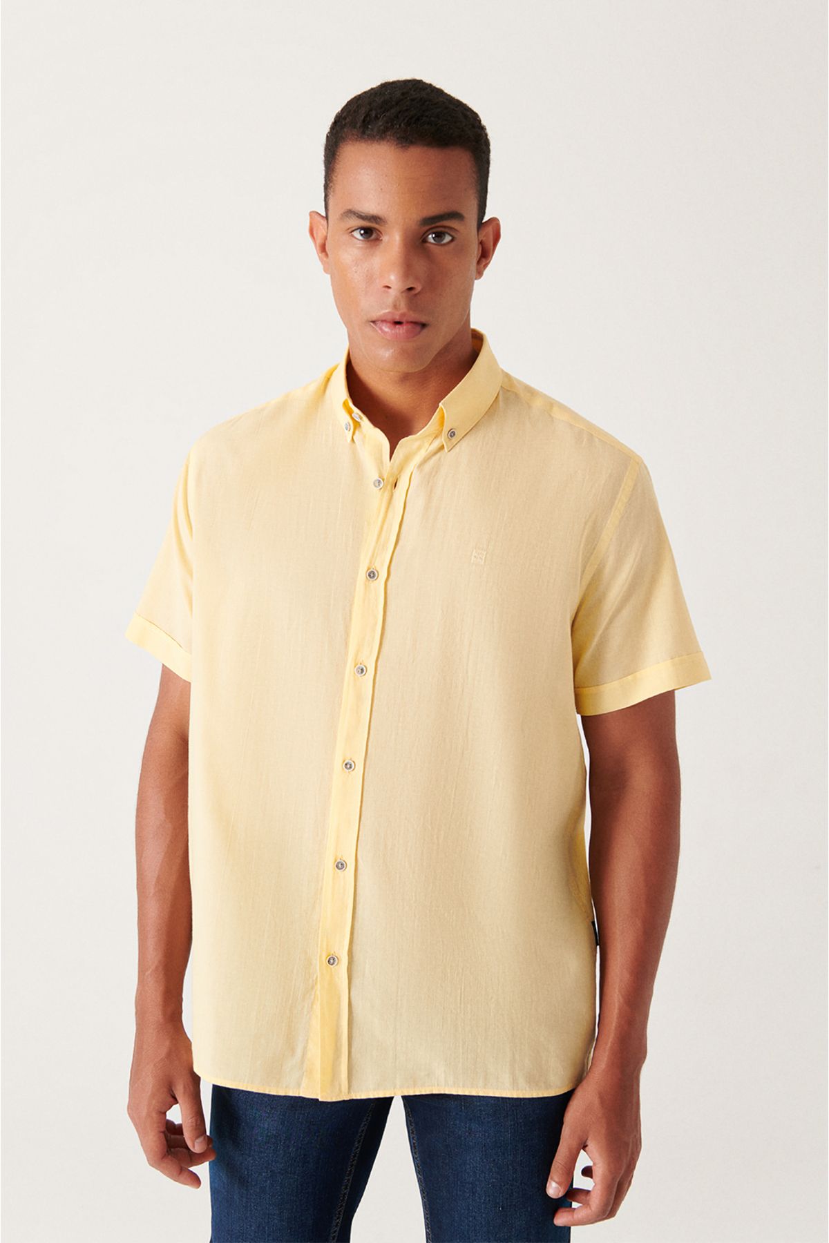 Avva Erkek Sarı Düğmeli Yaka %100 Pamuk Ince Kısa Kollu Regular Fit Gömlek E002210