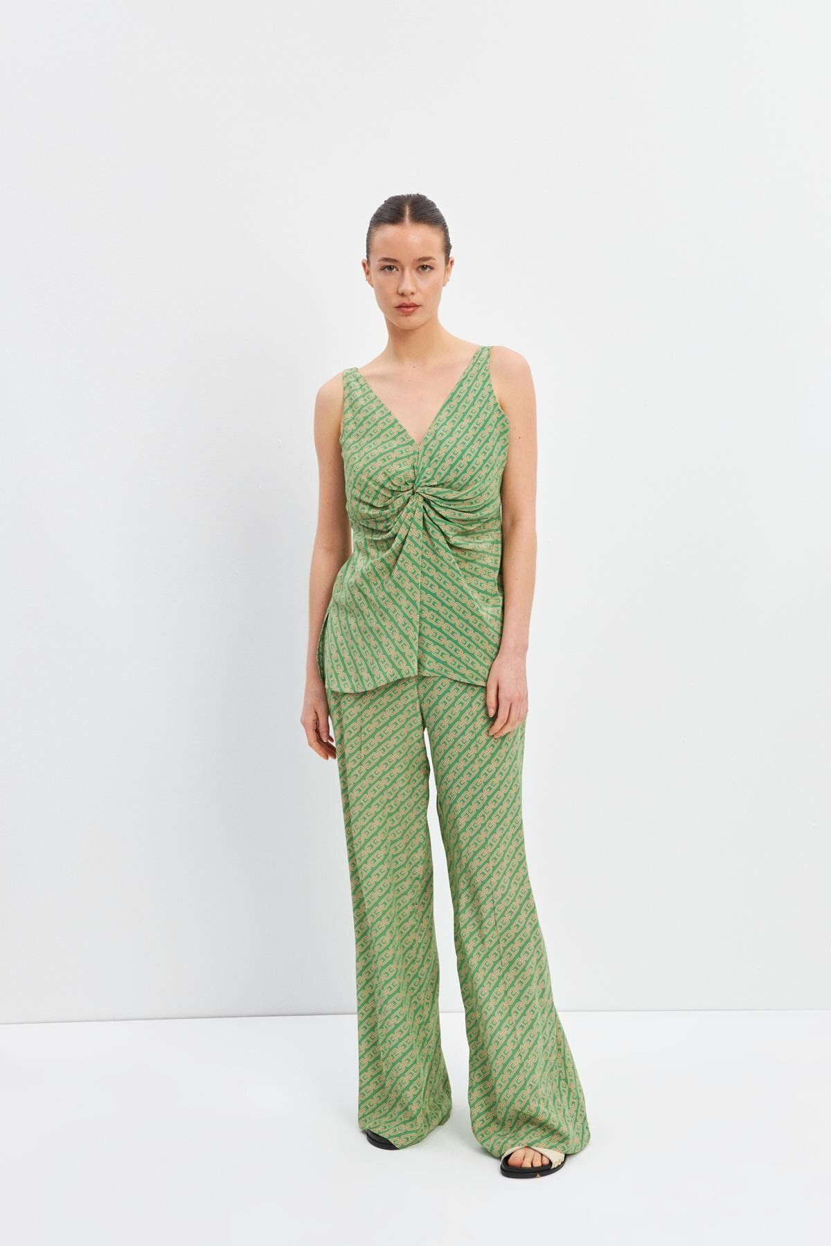 Setre Yeşil Zincir Desenli V Yaka Bluz Ve Rahat Kesim Pantolonlu Takım