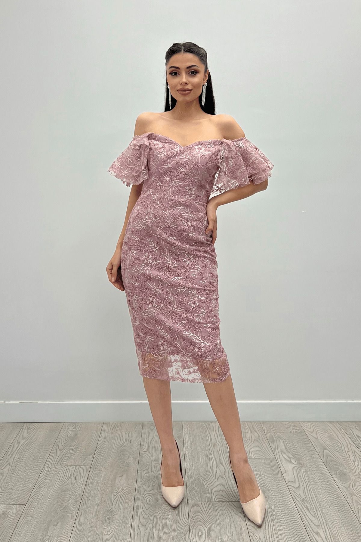giyimmasalı İşleme Dantel Kumaş Kayık Yaka Kalem Elbise - PUDRA