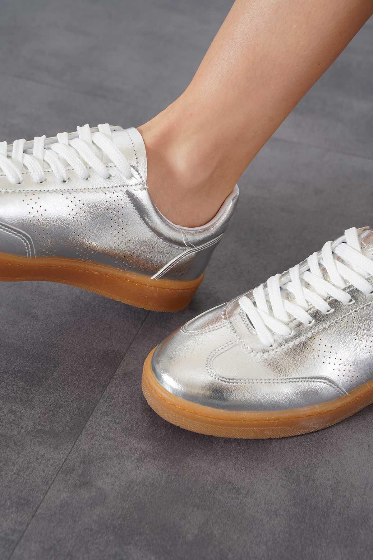 Moda Pie Vestar Yan Zımbalı Kauçuk Kadın Spor Ayakkabı Gümüş Kırışık