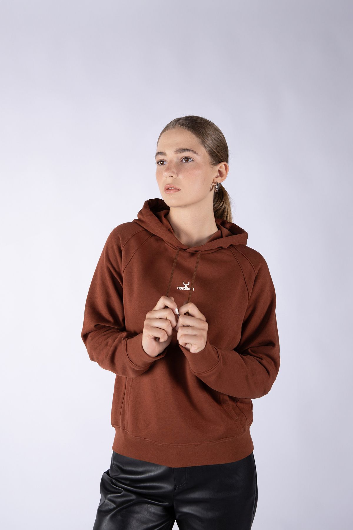 Nordbron Kadın Kahverengi Kanguru Cepli Yumuşak Dokulu Kapüşonlu Pamuklu Mevsimlik Logolu Mund Sweatshirt