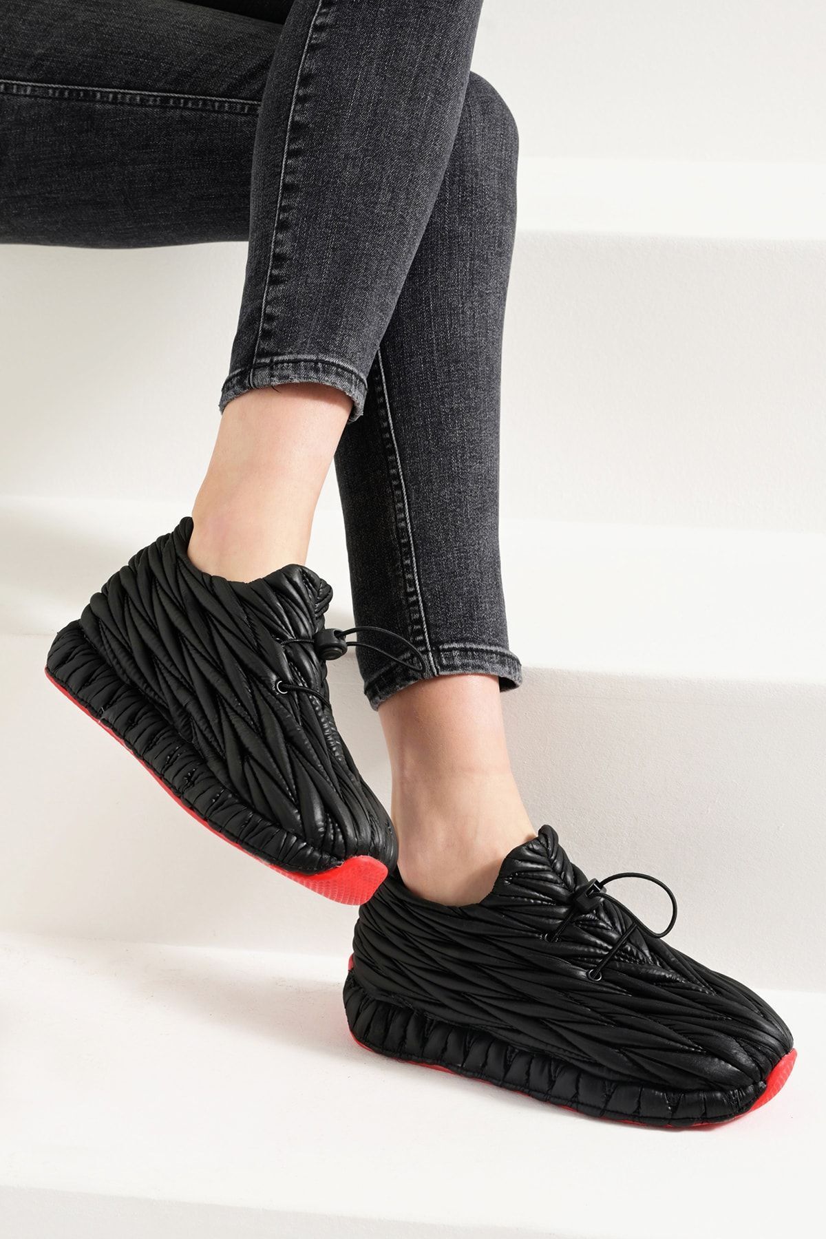Beyond  Kadın Siyah Breezy Paraşüt Kumaş Kırmızı Taban Sneaker Spor Ayakkabı 3cm Byndbre01