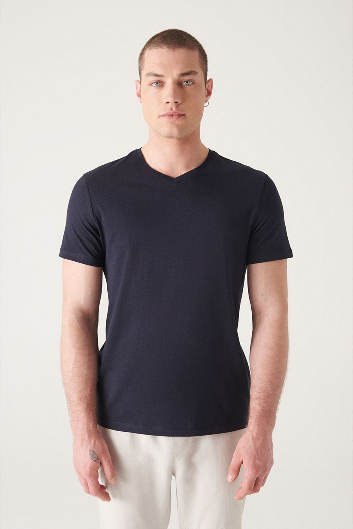 Avva Erkek Lacivert T-shirt %100 Pamuk V Yaka Regular Fit E001001