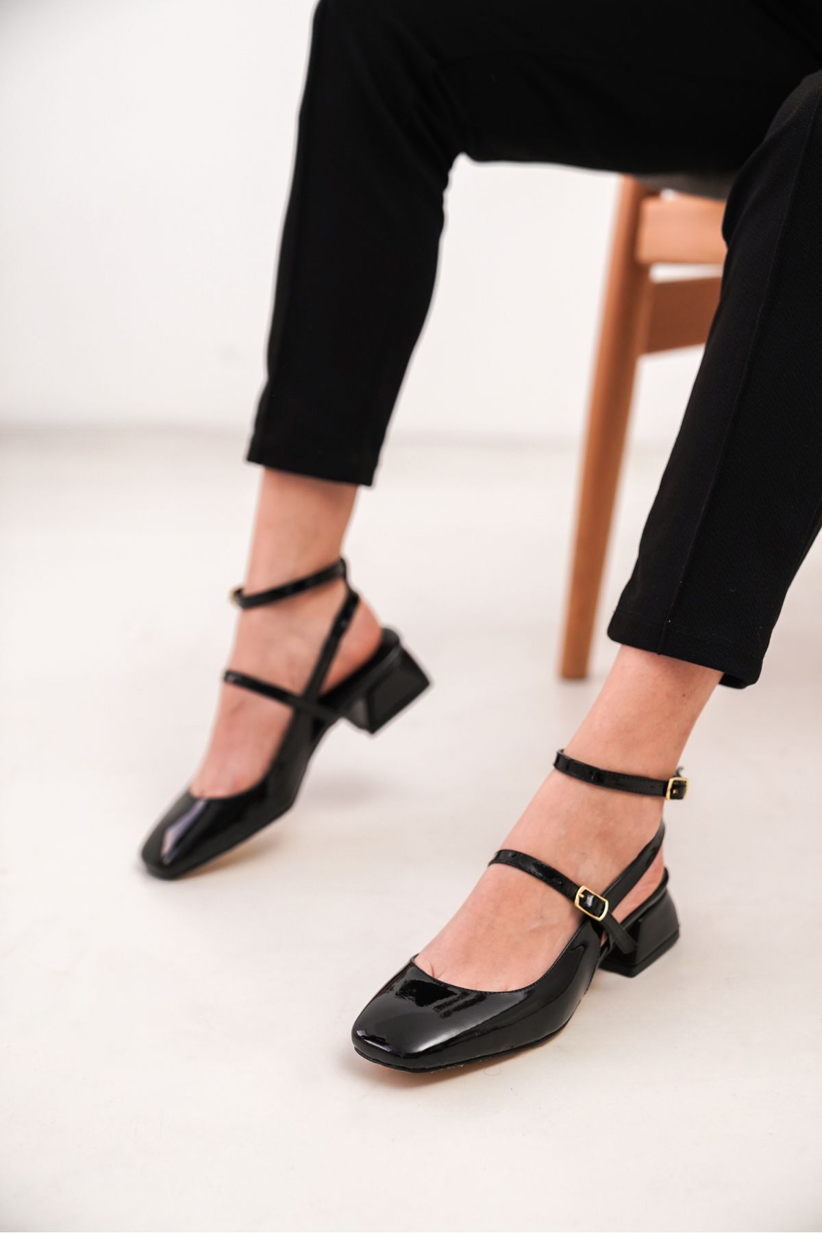 İncimoda Kadın Mary Jane Rugan Arkası Açık Kare Burunlu Baretli Kısa Blok Topuklu Ayakkabı