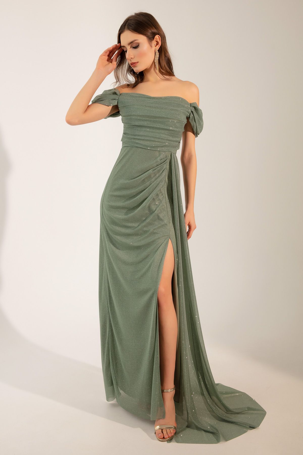 Lafaba Kadın Mint Yeşili Kayık Yaka Drapeli Yırtmaçlı Uzun Simli Abiye Elbise