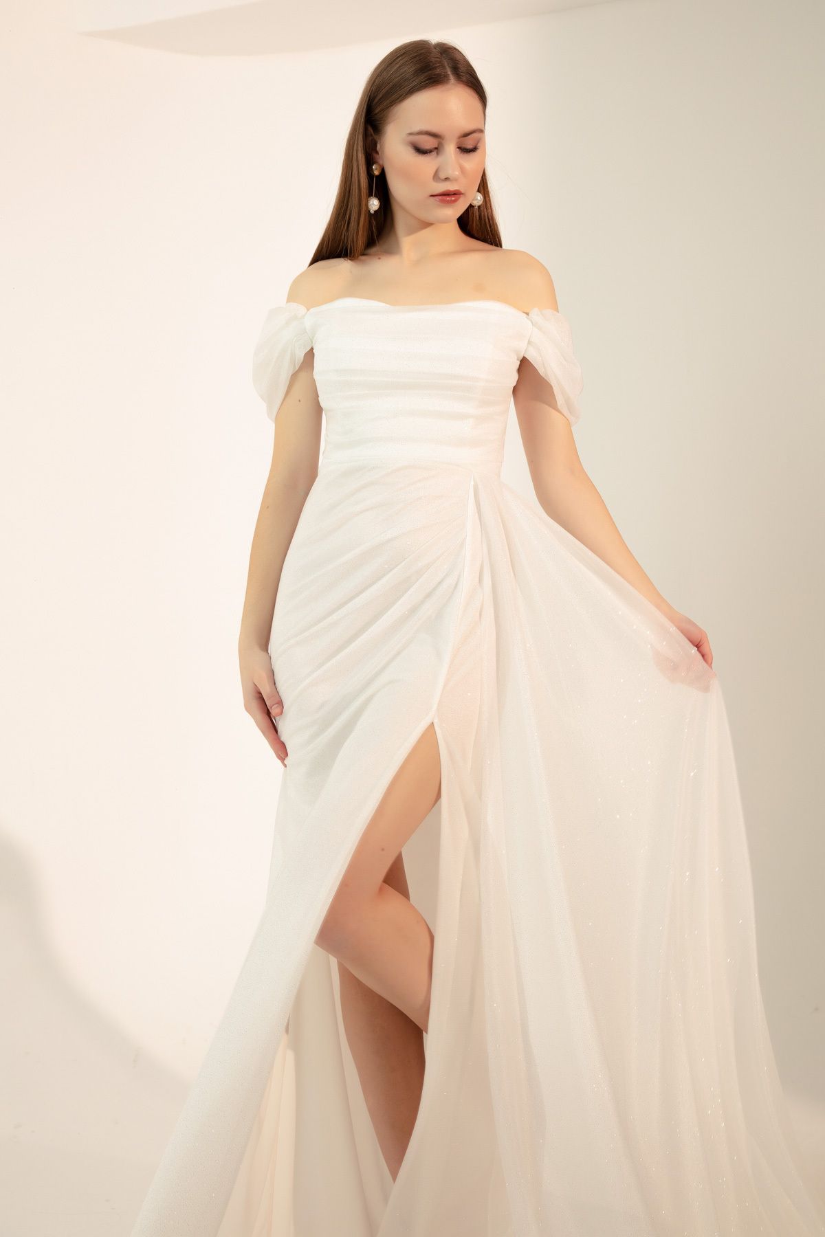 Lafaba Kadın Beyaz Kayık Yaka Drapeli Yırtmaçlı Uzun Simli Abiye Elbise