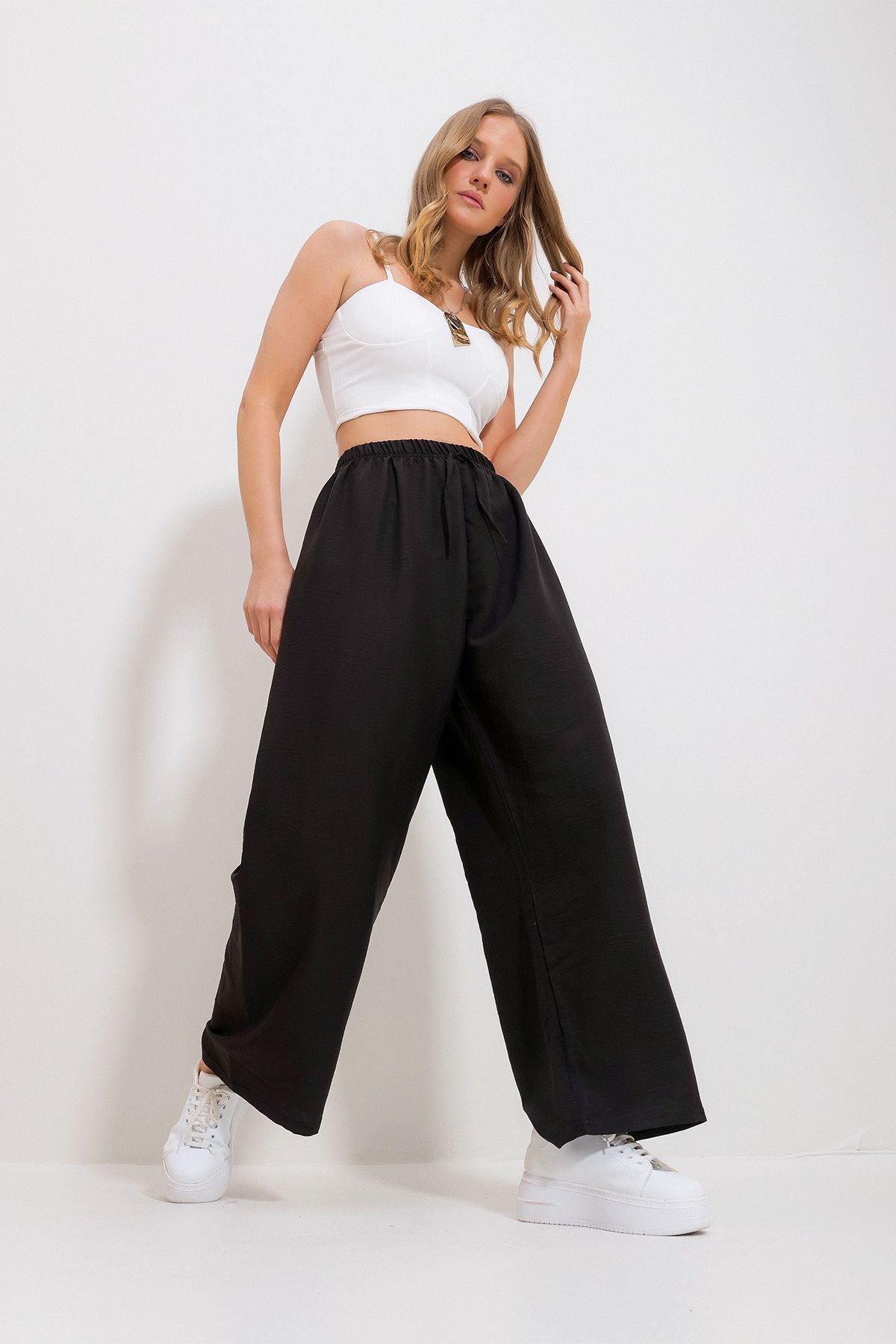 Trend Alaçatı Stili Kadın Siyah Beli Lastikli Geniş Paça Dökümlü Dokuma Pantolon ALC-X11883