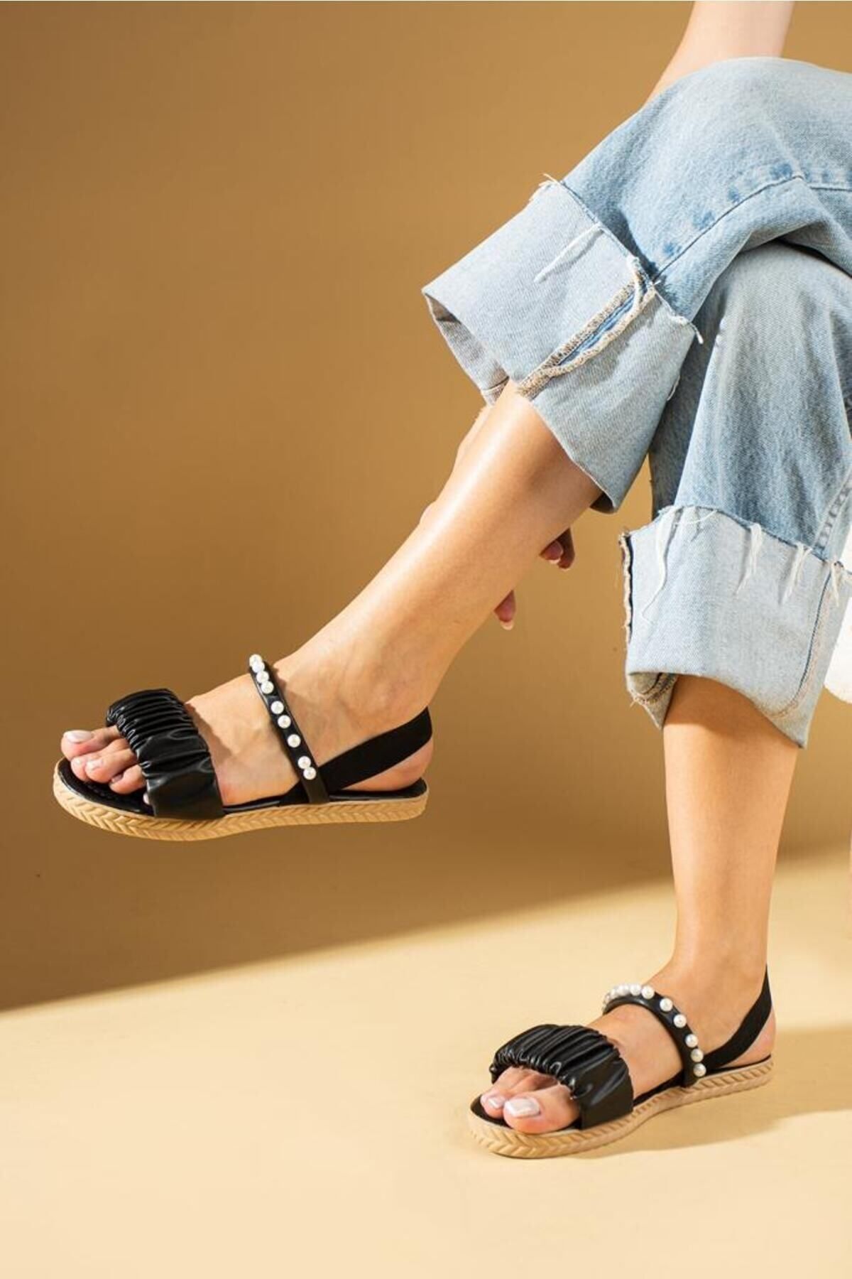 Mizan siyah inci taşlı büzgülü sandalet