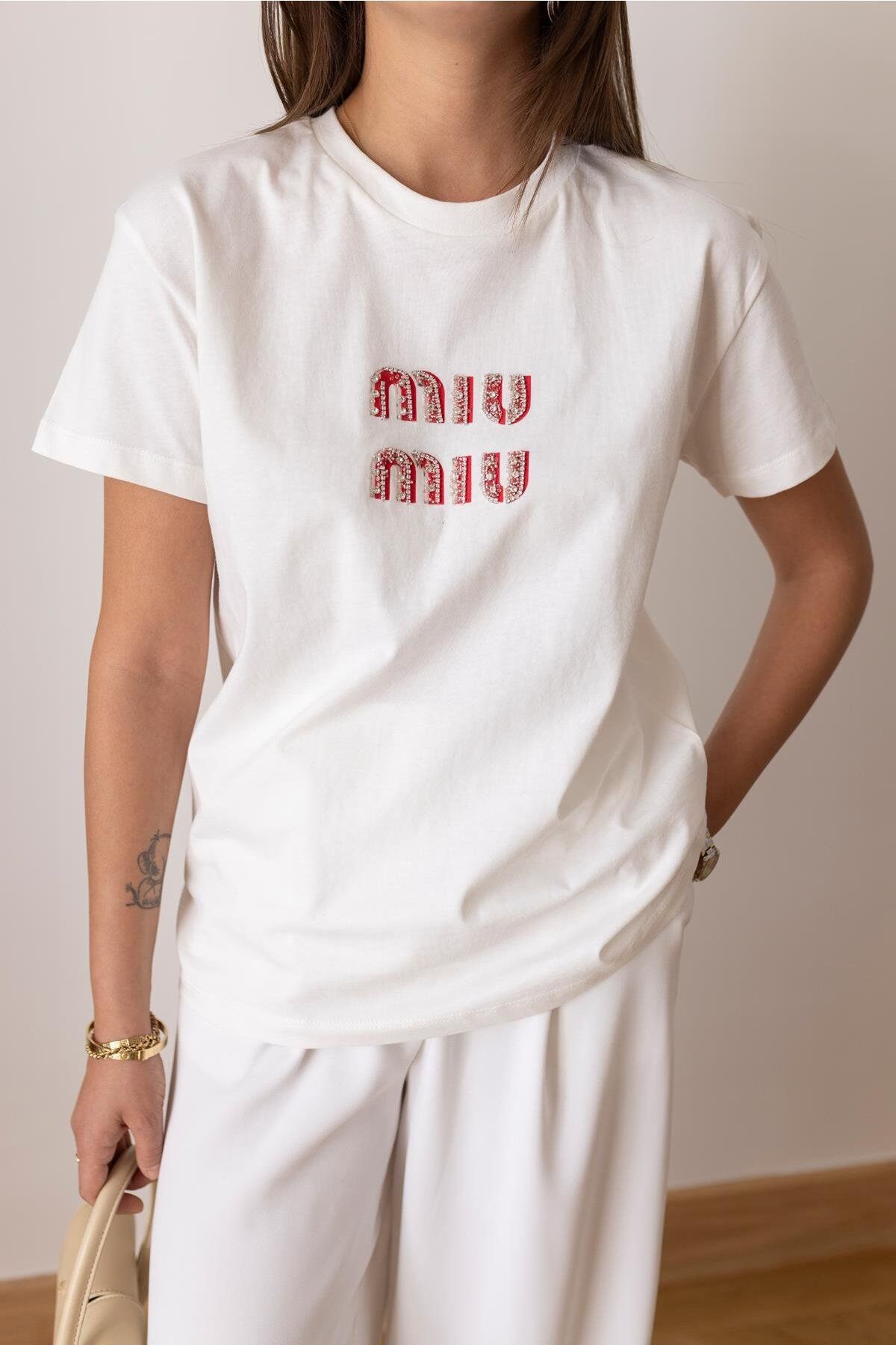 Askı Nişantaşı Ekru Parlak Yazı Detaylı T-Shirt